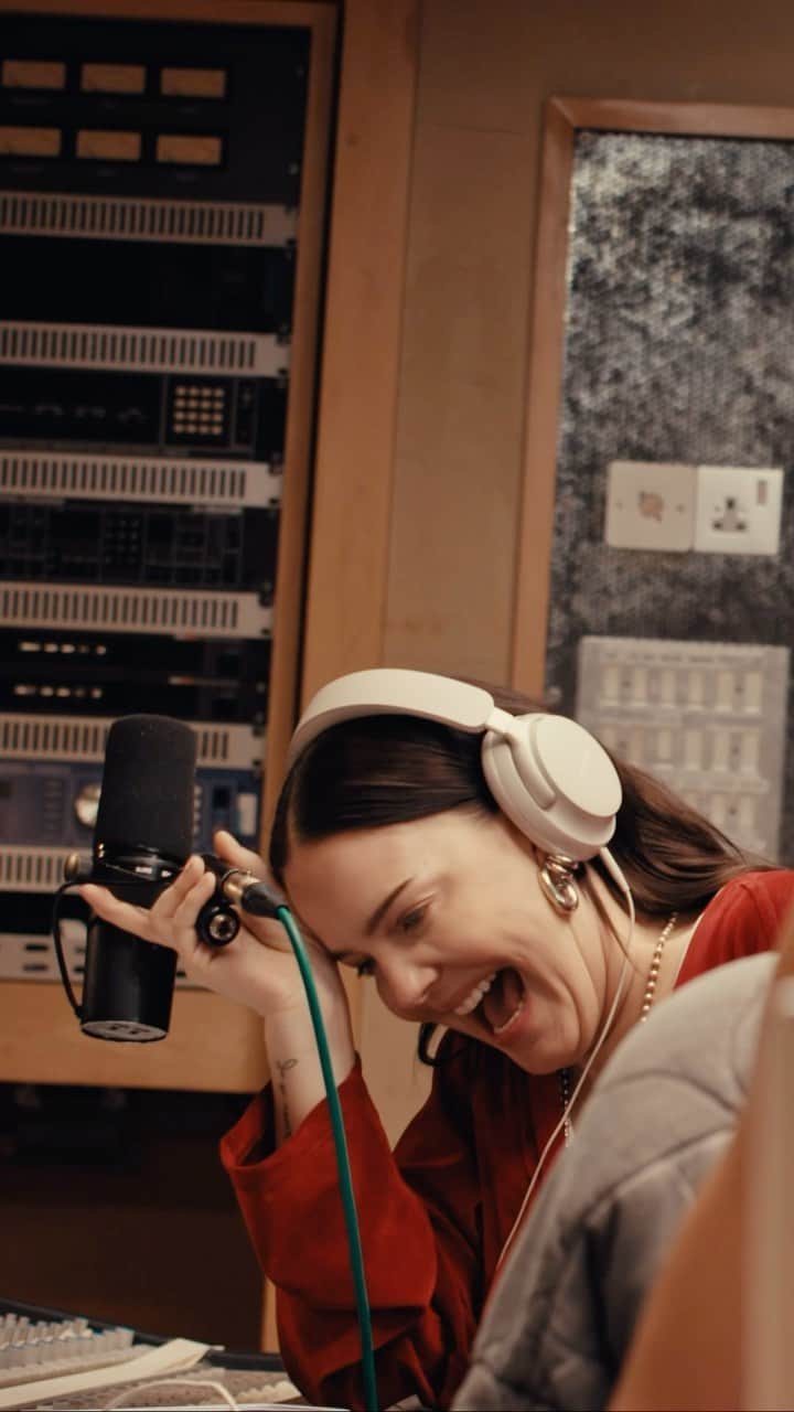 のインスタグラム：「Three women. Three hours. One song from scratch. Bose, @porsche, and @sheisthemusic invited hitmakers and producers to the studio to show us how it’s done—@annemarie, singer and songwriter, @jenndecilveo, award-winning producer and songwriter, and @meglewismusic, producer and songwriter.  Only 2.8% of popular songs are produced by women. We’re committed to making this stat a number of the past. Head to the link in bio for the full video. #TurnTheDial」