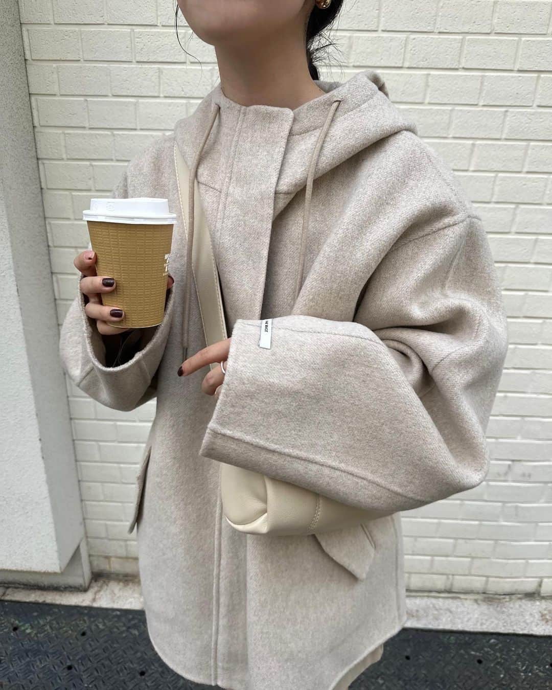 kannnaのインスタグラム：「堀江店出勤の時に来てたアウター😗♡ デザインが可愛いんよ〜！ オートミールリアルバイする🥣♡ ハンドメイドでウール90%♡」