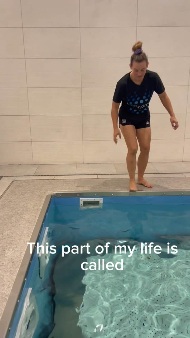 ミーシャ・テイトのインスタグラム：「Under water treadmill always has me feeling exactly like this. Preparing for Dec 2nd @UFC Fight Night and I’m cutting no corners. #nothingworthwhilecomeseasy   #swimming #workout #gymhumor #goaldigger #motivation」