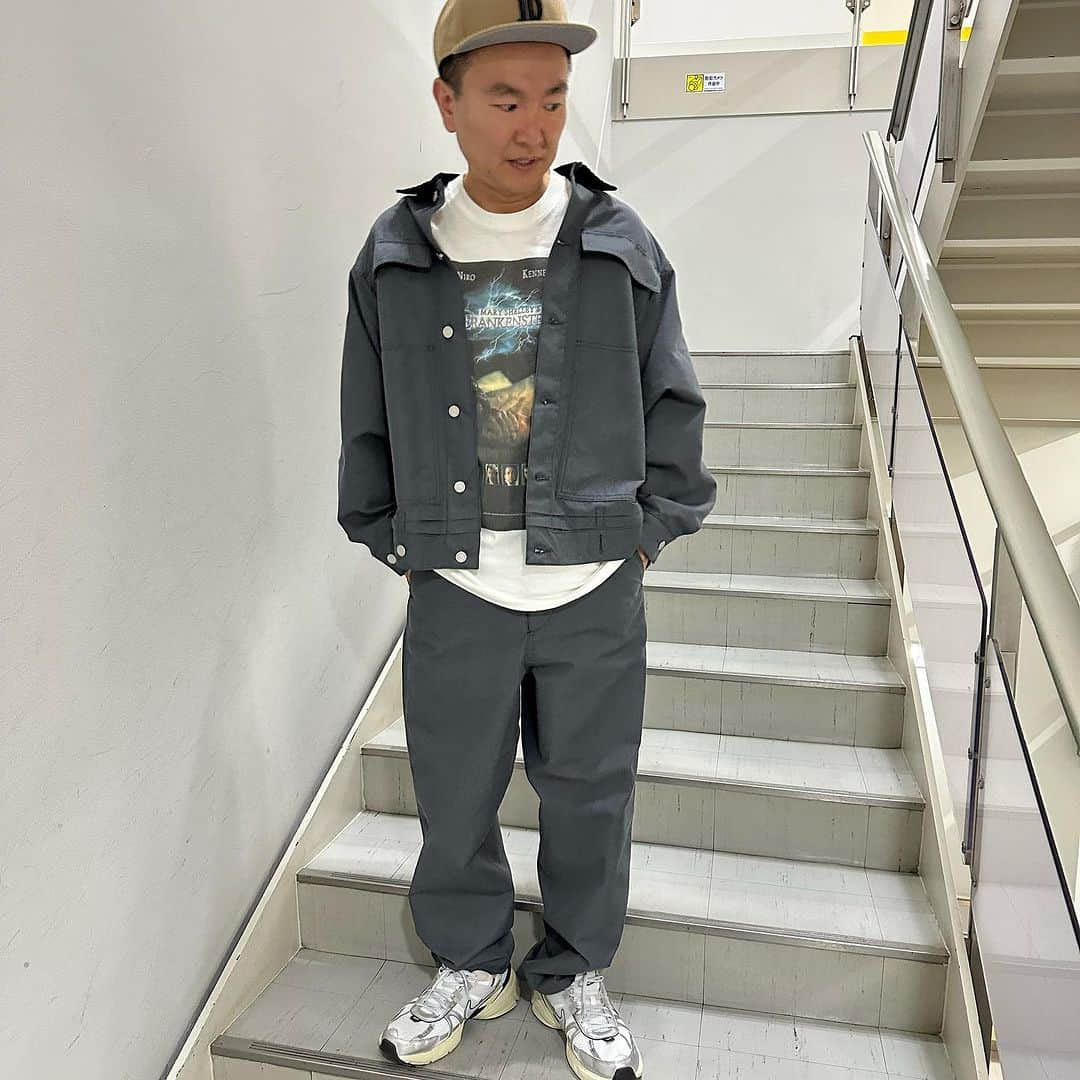 山内健司（かまいたち）のインスタグラム：「。 今日はTシャツに、スタイリストさんのオススメで買ったセットアップを合わせてみましたー✋  まだ着てなかったLEON Tシャツ✋✋✋  ってかよく分からないんだけど、フロント部分は映画のフランケンシュタイン、後ろが映画　LEONなのよねー  ブートだとは思うけど、ブートにしてもよく分からないやつ😂  なんでこんなごっちゃにしてるんや😂😂😂詳しい人おしえて下さい🚗  そんなLEON Tシャツの撮影をしてたら、嘘みたいにLEONな嶋佐が通った😂😂😂  LEON過ぎたなぁ  #ヴィンテージTシャツ #leon  #ニューヨーク嶋佐  #かまいたち山内」