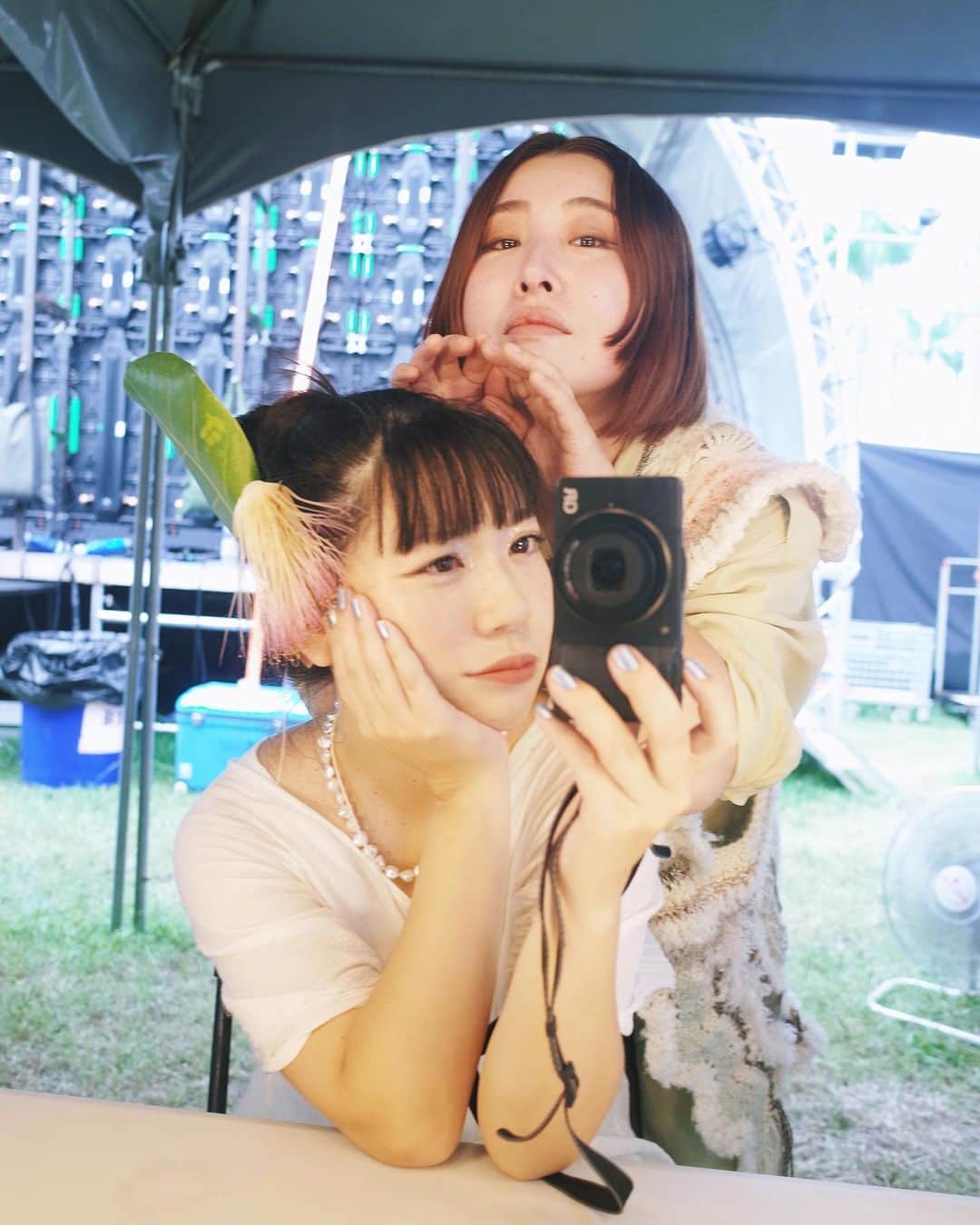 永原真夏のインスタグラム：「「CITY’S PARTY .Zip」at台湾・高雄中央公園🇹🇼 髪に飾ったのは、本番前に公園で拾った草花。あゆみちゃんとお散歩していたら見つけたもので、「こうやって飾ったらかわいいよ」と教えてくれたの。 6年振りの高雄ライブは、welcomeな空気がとっても嬉しかったです。会いたい人にちゃんと出会えた日。そして空の下、南風の中ですーーーっと歌うのが心地よかった。  呼んでくださった杏奈ちゃん、アテンドや通訳をしてくださったはるちゃん、ありがとう✧  谢谢台湾的每一个人。再找机会出来碰面吧！  @kcc.official.5167  @haru_more  @patsykuo  @ayutatata」