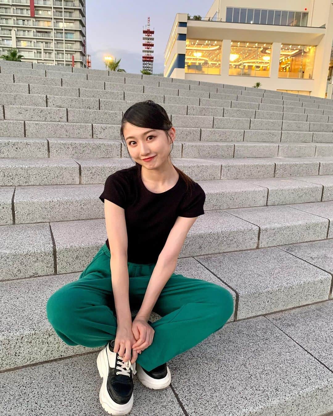 塩月希依音のインスタグラム：「ななめ前髪流行らせてこっ“(⌯¤̴̶̷̀ω¤̴̶̷́)✧✌  ️ Let's make these bangs popular  #ヘア#ヘアアレンジ #前髪#前髪アレンジ #ななめバング #ポニーテール#スウェット#ゆるコーデ #jk#ljk #05#05년생 #05line #fyp」