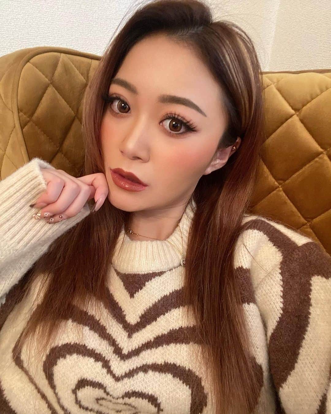 みみのインスタグラム：「今日は @haab_salon_ebisu でハーブピーリングしてきたよ🌿 ‬ 施術してくれたりこさんのお肌がノーファンデなのにものすっごく綺麗憧れる🥺✨️  メイクノリのためにもちゅるんちゅるんなお肌目指してこれから力入れていきます✊🏻  ちなみに可愛いニットは @shaggie_official のです🧶   #ハーブピーリング  #shaggie  #shaggie_ootd」