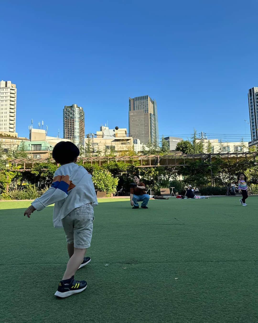 中村歌昇 さんのインスタグラム写真 - (中村歌昇 Instagram)「今日は休演日。次男とキャッチボール。 すごい変なフォームからやっと形になってきたかな？ もうすぐ運動会。ガンバレ！ #キャッチボール #親子 #おとうと #中村秀乃介 #ボール初心者 #今朝はパパと喧嘩 #パパが言い過ぎた #ごめん #中村歌昇」10月17日 22時47分 - kasho_nakamura