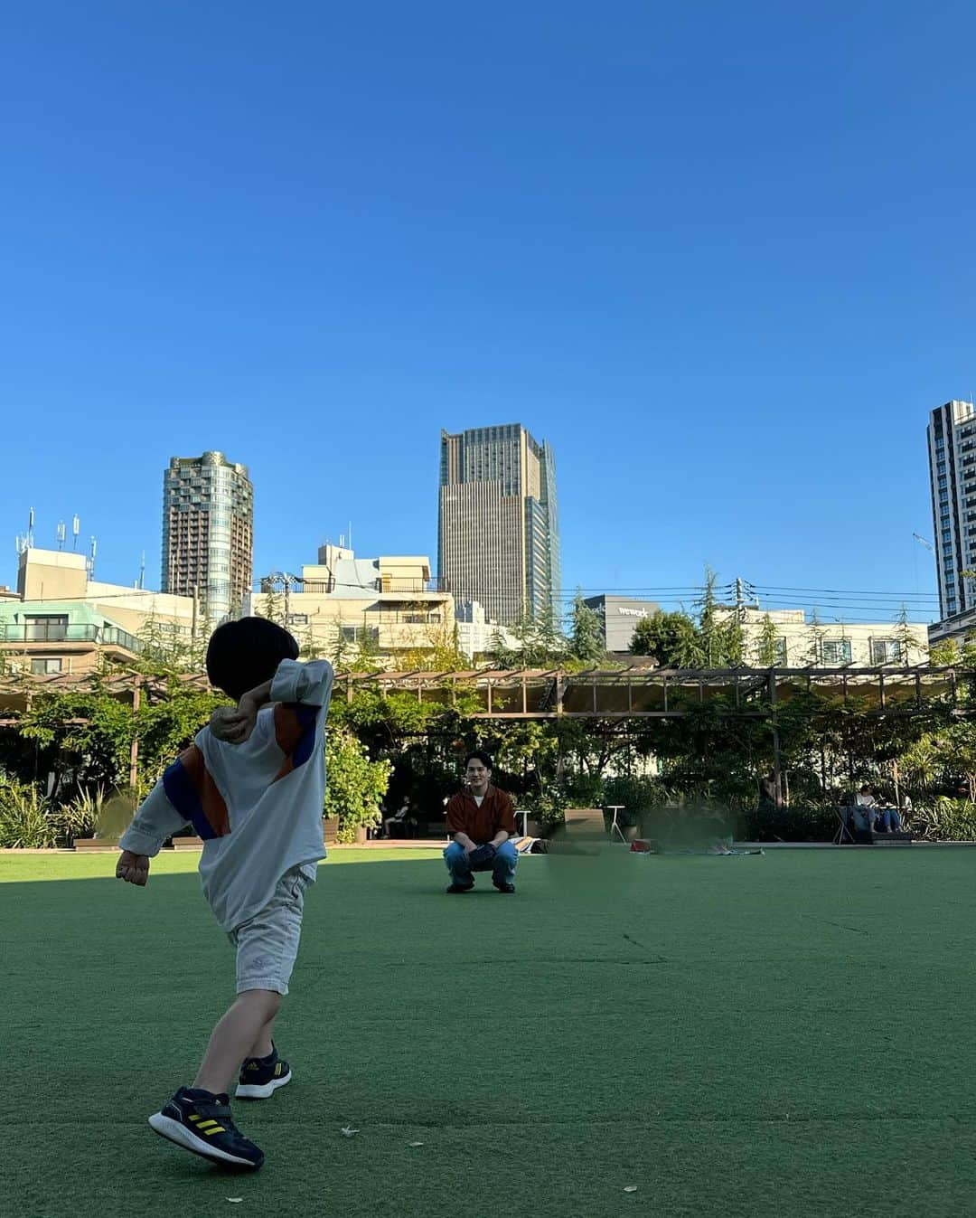 中村歌昇 さんのインスタグラム写真 - (中村歌昇 Instagram)「今日は休演日。次男とキャッチボール。 すごい変なフォームからやっと形になってきたかな？ もうすぐ運動会。ガンバレ！ #キャッチボール #親子 #おとうと #中村秀乃介 #ボール初心者 #今朝はパパと喧嘩 #パパが言い過ぎた #ごめん #中村歌昇」10月17日 22時47分 - kasho_nakamura