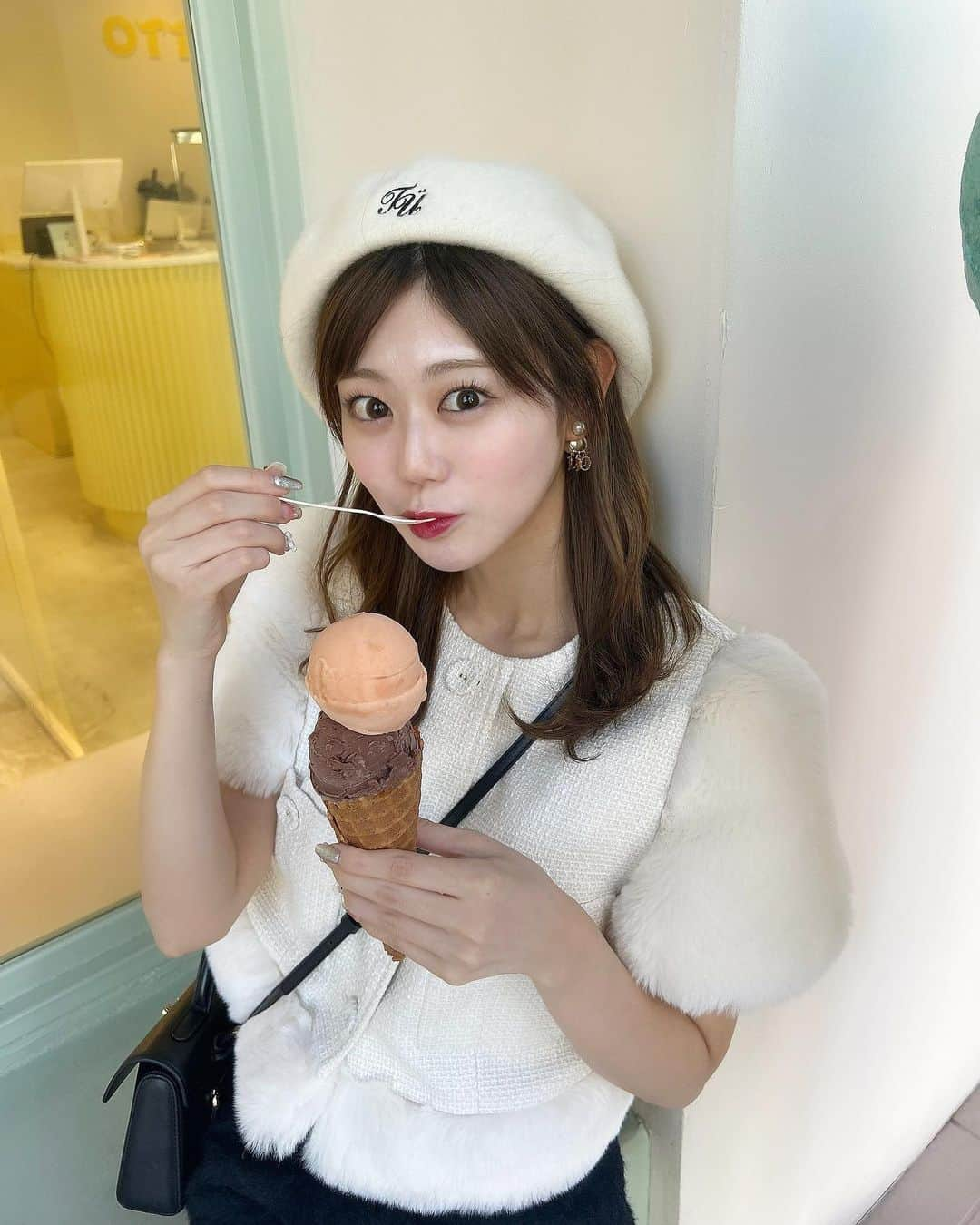 久木田菜々夏のインスタグラム：「ずっと行きたかったアイス屋さん🍊🍨♡  デコ出しも好き〜？💭  #清澄白河カフェ #清澄白河 #カフェ」