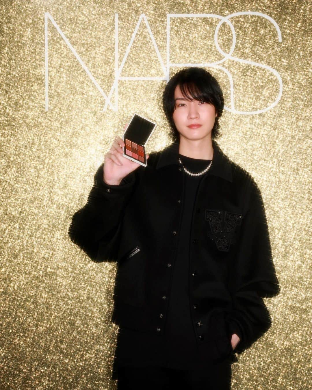 桜田通のインスタグラム：「NARS  NARS THE HOLIDAY 2023 COLLECTION PARTY -NARS INVITES YOU TO HOLIDAY “SPARK THE PARTY”- へ行きました！  2023年のNARSのホリデーコレクションのテーマは「SPARK THE PARTY」💥 そして僕も以前NARSさんとのインスタライブでも伝えたことのある「TRUST YOURSELF」✨ 生まれ持った美しさや個性をより高め、魅力を最大限に引き出すこと、あなたをより輝かせ魅力を“SPARK”させる願いをNARSが込めています✨  ゴージャスで煌びやかなホリデーの雰囲気と共に、NARSらしい攻めているクールな印象にも作れそうなホリデーコレクションは、ゴールドの輝きを放つピンクのチークや、鮮やかな発色が唇に宿るマットタイプのリップスティックなど、NARSのベストセラーアイテムと、裏切らない新たなアイコンが集った最強のホリデーコレクションでした🔥  キラキラ可愛いも、強さを兼ね備えたかっこよさも、どっちも最高💄✨  @narscosmeticsjapan #SPARKTHEPARTY #ナーズ #PR」