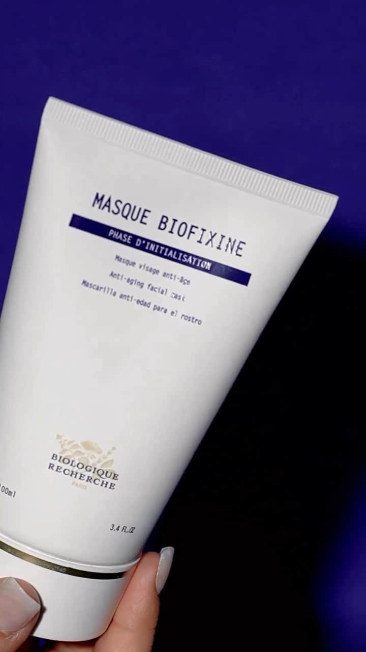 biologique_recherche_bakuのインスタグラム：「Первые признаки старения - #Biofixine✨✨✨  Морщины, морщинки и тонкие линии являются основными признаками старения кожи. э  Постепенно они начинают проявляться с 25 лет, причем первыми появляются те, что находятся в области контура глаз🤷‍♀️  Для мимических морщин и обезвоживания,  и застоявшихся морщин мы создали линейку Biofixine:  ✔️ Маска Biofixine отвечает потребностям первых признаков старения.  #BiologiqueRecherche #FollowYourSkininstant #BuildingBetterSkin」