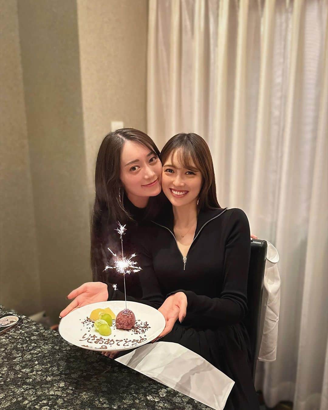 宮内理沙のインスタグラム：「久しぶりに色々話せて沢山元気もらいました🏵 出会ってからもう10年以上経って2人とも環境が変わってるけどこうやって変わらず会って近況報告してっていう時間をつくれることが幸せです🫶 今年は2人とも特に体調面大変だったから気を付けよね🥲💡  この日はお祝いとお疲れ様会をしてもらいました！ ありがとう🥰  #おまゆ氏 #気付いたら髪の長さぬかされていました #インスタ復活してください」