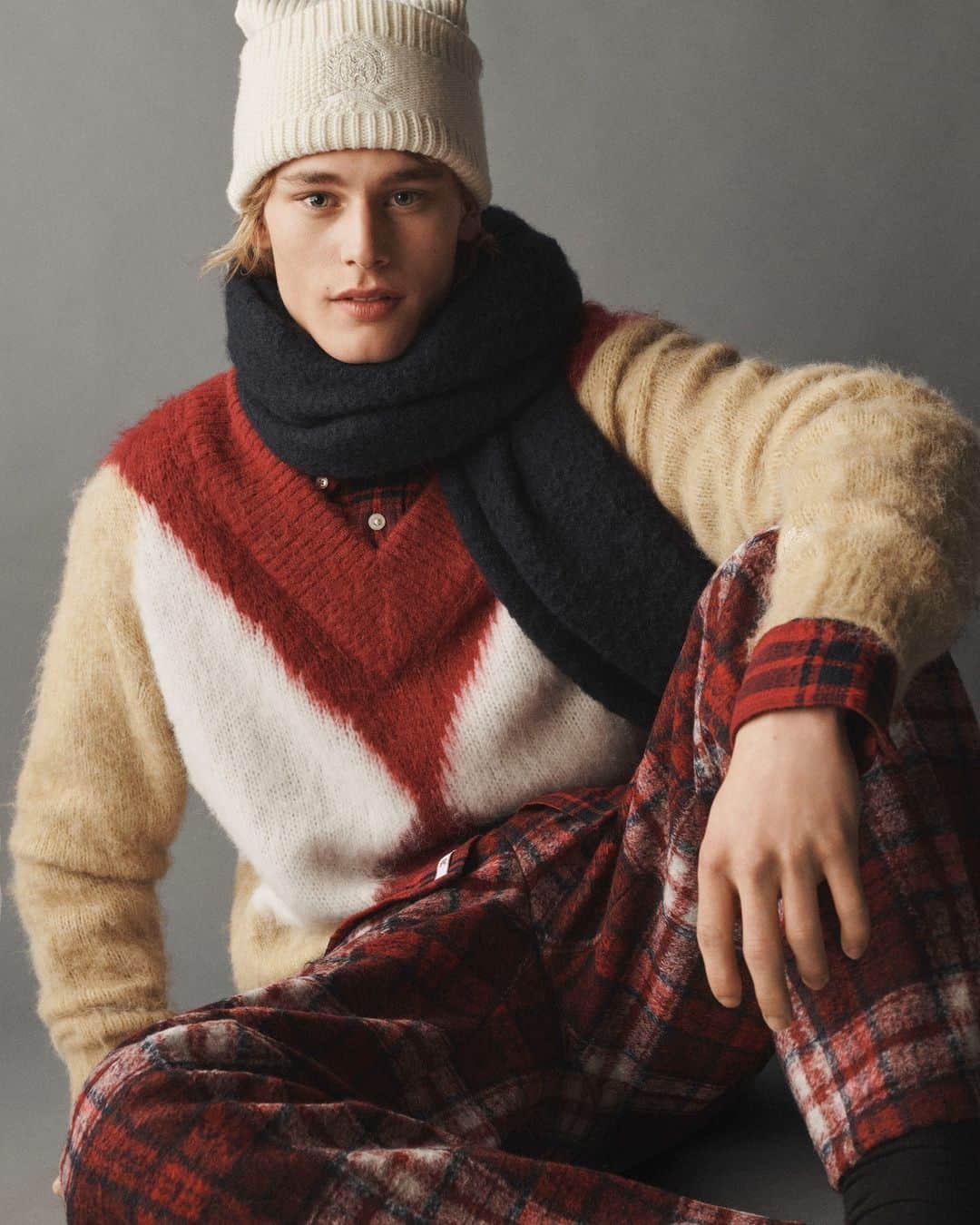 のインスタグラム：「Cozify your weekend wear.  #TommyTartan #Knitwear #FallEssentials」