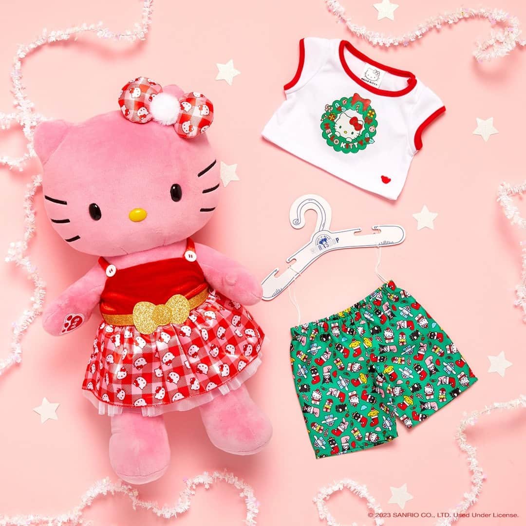 Hello Kittyさんのインスタグラム写真 - (Hello KittyInstagram)「Say hello to the holiday season with Holly Jolly Hello Kitty 🎄💗 This supercute special edition holiday plush is available in-stores and online at @buildabear! Link in bio.」10月17日 23時00分 - hellokitty