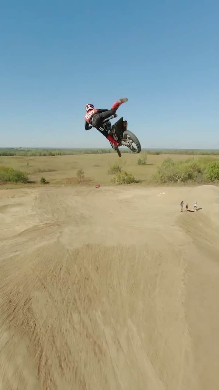 レッドブルのインスタグラム：「only a drone (or a videogame) can do @tylerbereman justice 😮‍💨  #redbull #givesyouwiiings #redbullimagination #dirtbike #motorsports #bike #jump」