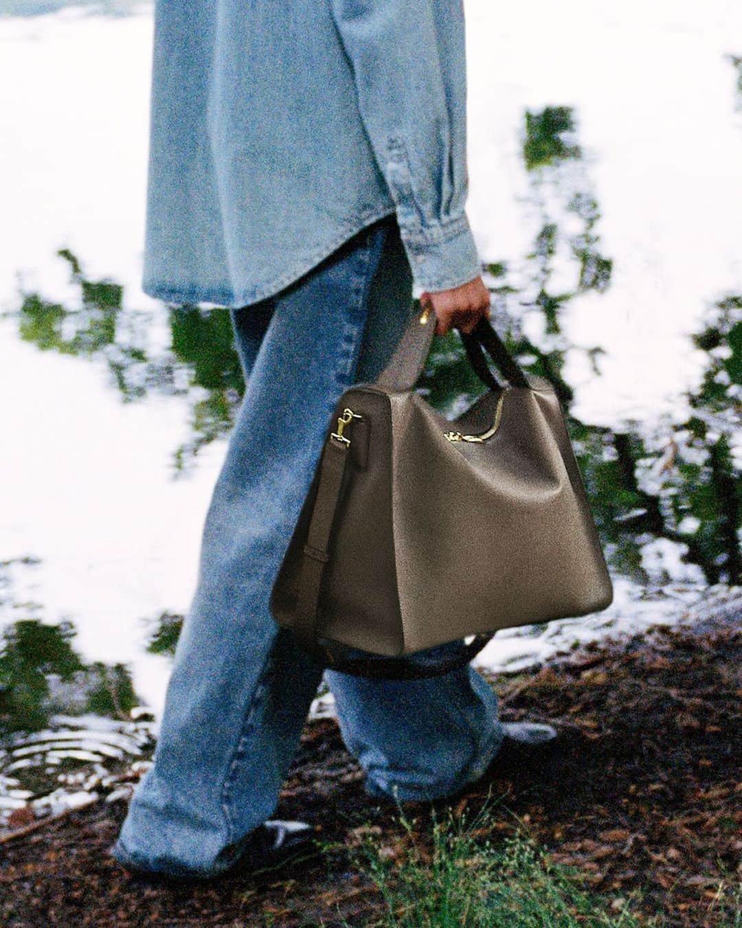 バリーのインスタグラム：「Introducing the new Arkle bag for Bally Fall/Winter 2023.  #Bally #BallyFW23」