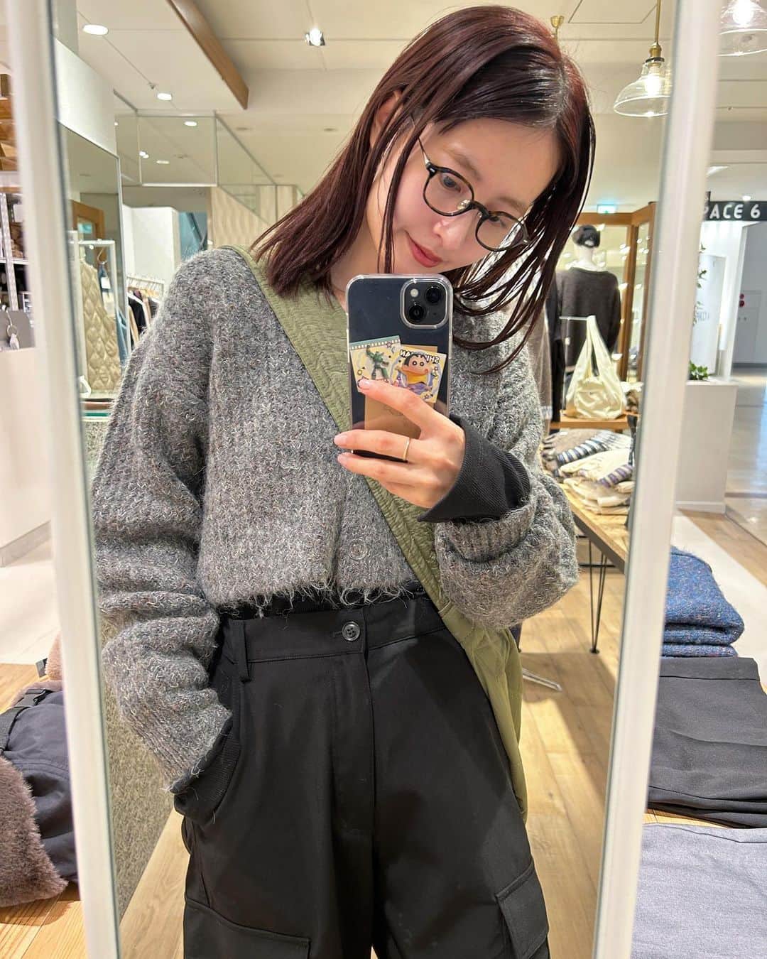えぐっちょのインスタグラム：「ニットって毎年お買い物する アイテム迷うけど…  カジュアルなわたしはキャミは別で カーデだけで着る回数が多いかな〜💡  #kastane #kastane_ootd #kastane仙台 #kastane_knit #ニットカーディガン #ニットカーデ #ニットコーデ #イエベ #イエベ秋 #骨格ウェーブ  #骨格ウェーブコーデ #モノトーン #モノトーンコーデ  #クロップド #クロップド丈 #メガネ #メガネコーデ」