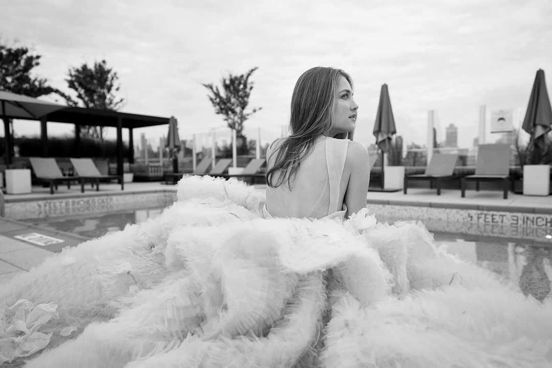 ヴラダ・ロスリャコヴァさんのインスタグラム写真 - (ヴラダ・ロスリャコヴァInstagram)「Channeling my inner princess ✨  The city that never sleeps, and a dress that's as big as my dreams 💙   📷 @nina.b.b  #NYCAdventures #Glamorous #cinderella #princessdress @inesdisanto」10月17日 23時03分 - vladaroslyakova