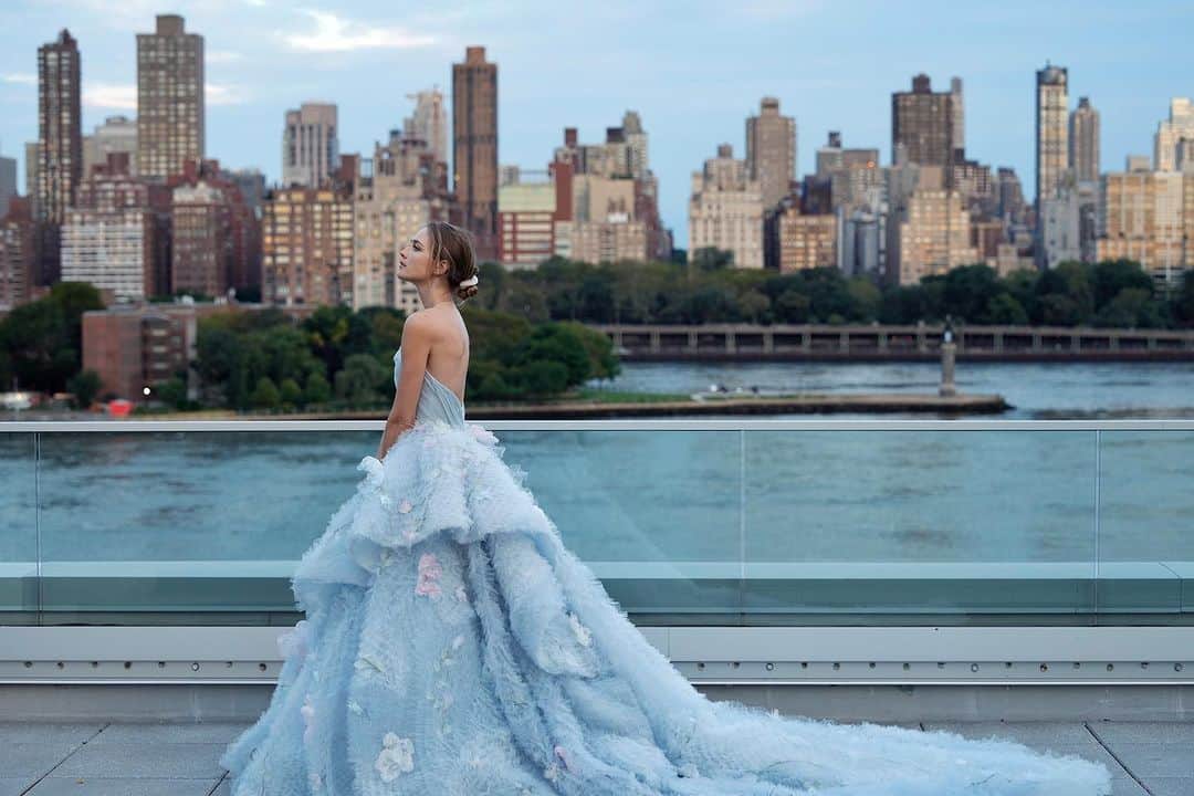 ヴラダ・ロスリャコヴァのインスタグラム：「Channeling my inner princess ✨  The city that never sleeps, and a dress that's as big as my dreams 💙   📷 @nina.b.b  #NYCAdventures #Glamorous #cinderella #princessdress @inesdisanto」