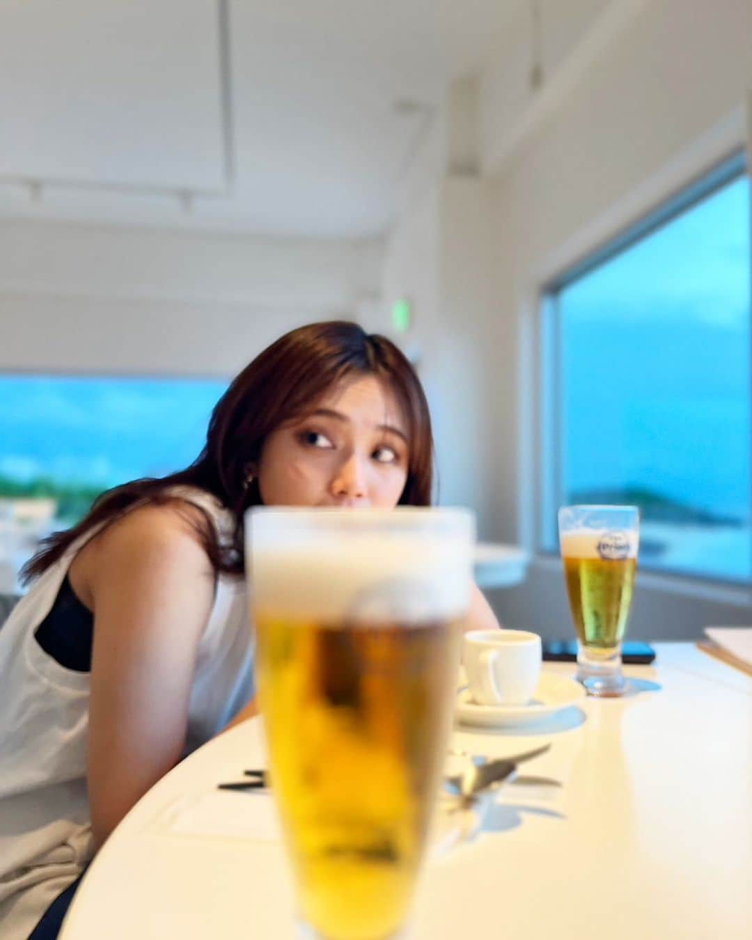 すえきひなたのインスタグラム：「ビールから覗いといた👀」