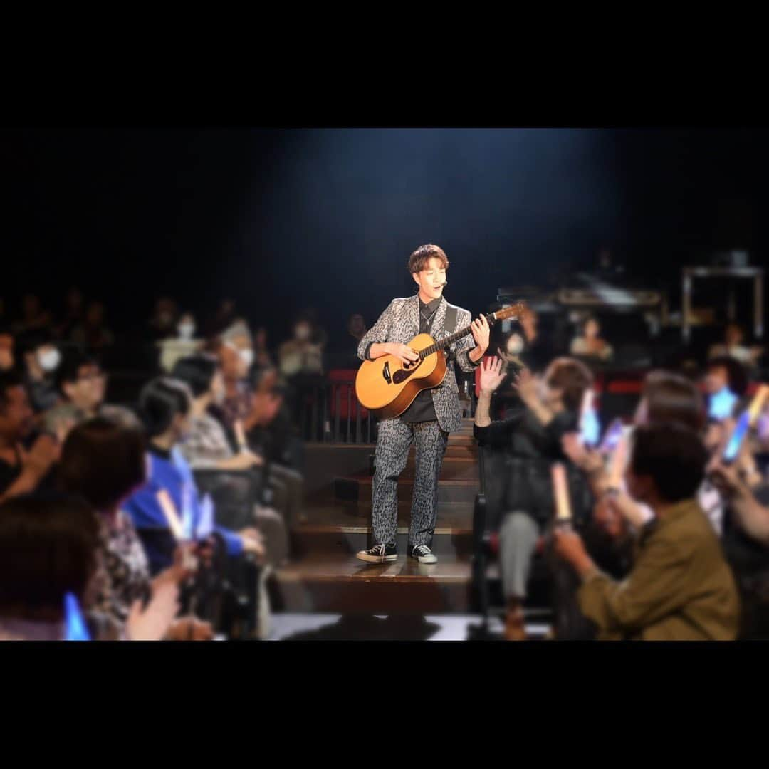 中澤卓也さんのインスタグラム写真 - (中澤卓也Instagram)「中澤卓也 弾き語りツアー2023 in 穂の国とよはし芸術劇場PLAT🎸🥁🎹  Date 2023/10/13 Photo by @shirahara   弾き語りツアー初日は、まだ表情も不安そうな感じ。笑 でもみんなから盛り上げてもらって、かなり自信がつきました😎👍 弾き語りツアー、大阪公演の白原写真館もお楽しみに📸✨  #弾き語りツアー #全国ツアー #穂の国とよはし芸術劇場plat #おもひで #白原写真館 #ツアー初日 #ありがとうございました #handsmade #陽はまた昇る #シンガーソングドライバー #中澤卓也」10月17日 23時05分 - takuya_nakazawa.118