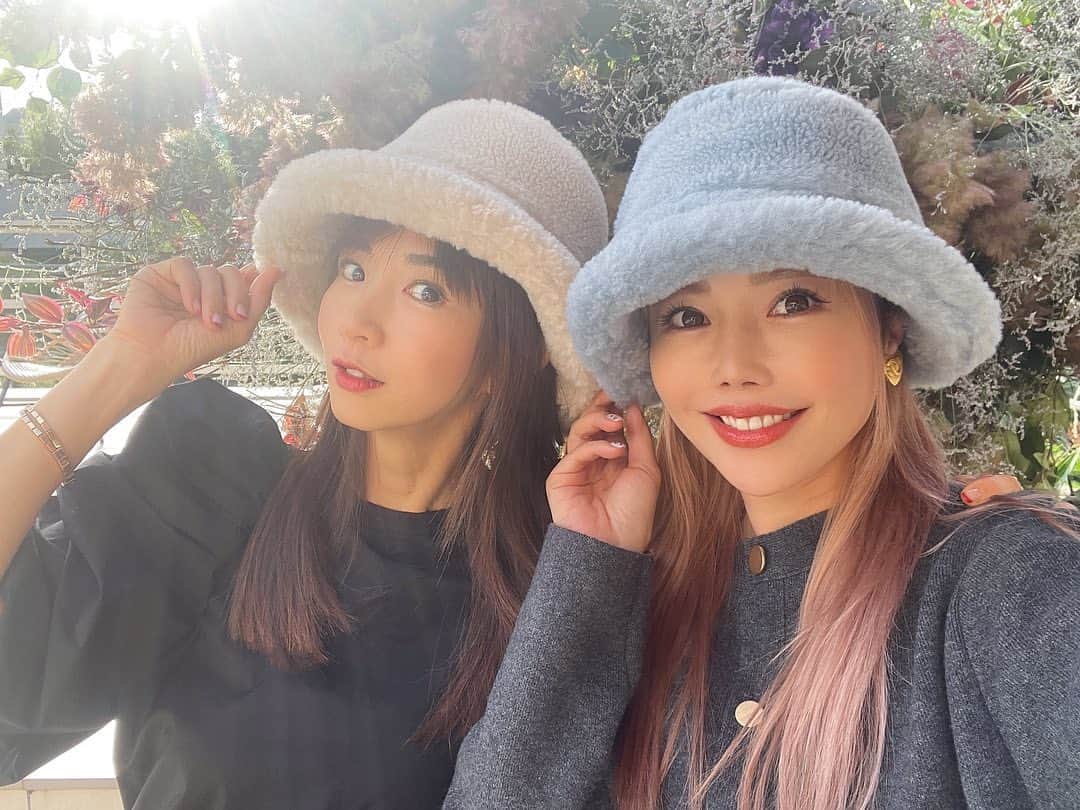 のインスタグラム：「･ ほしのあきちゃんとお料理教室へ👩‍🍳 ･ 我が家の食卓のメニューがマンネリ化してきて、 変化が欲しくて、ずっと教室に行きたかったんだー👩‍🍳 ･ 今回は韓国料理を教えてもらいました🇰🇷 ･ ポッサム、ナムル、チャプチェ、おつまみ、、、 1時間で何品も作れる時短メニューで 味も凄く美味しかったぁ🇰🇷 ･ ･ @norihey924 さん誘って下さり ありがとうございましたー🤭 ･ ･ ･ お料理教室の後は3人で展示会へ👗🫰 可愛い帽子をみつけたのであききとパチリ👒 私たち、帽子があったらかぶって写真撮りたがる癖があります🤭 この前行った若槻さんの展示会でもそうだったよね😂 モコモコの帽子って可愛い🥹 ･ ･ そうそう🥹 のりへいさんも 私の本を予約段階から予約してくださっていたし😭、 あきちゃんも買ってくれてちょっとずつ読んでるよー って話してくれて嬉しかった🥹 それもあきちゃんは2冊も買ってくれたらしい😭✨ (1冊買ったつもりだったのに届いたら2冊だったらしい😂) みんな優しい🫶ありがとうございます❣️ ･  ･ 次の料理教室も楽しみだなぁ👩‍🍳🫶」