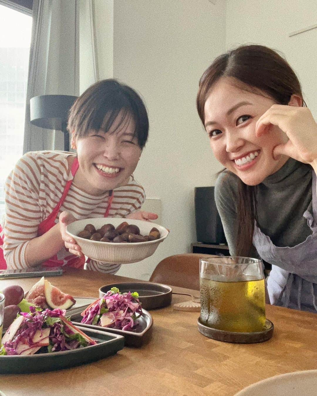 誠子さんのインスタグラム写真 - (誠子Instagram)「私に料理をもっと好きにさせてくれたのは、お友達の料理家の未来ちゃんです。  未来ちゃんがつくるご飯やスイーツは、簡単なのにとっても美味しくて、ひと工夫と食べる人への愛がこもっています。  いつもお家に遊びに行くと、旬の食材を使った素敵なお料理を並べてくれます。  あとずっとニコニコしてます。  「どんな事があっても、とりあえず笑うんです。毎日少しでも楽しく生きたいし、周りの人に笑っていてほしいから」  未来ちゃんが大きいベーグル食べながら言ってた🥯 こうやって毎日ニコニコしてる友達と一緒にいると、私はお料理や生活のモチベーションが上がります。🙊🍀」10月17日 23時14分 - seiko_1204