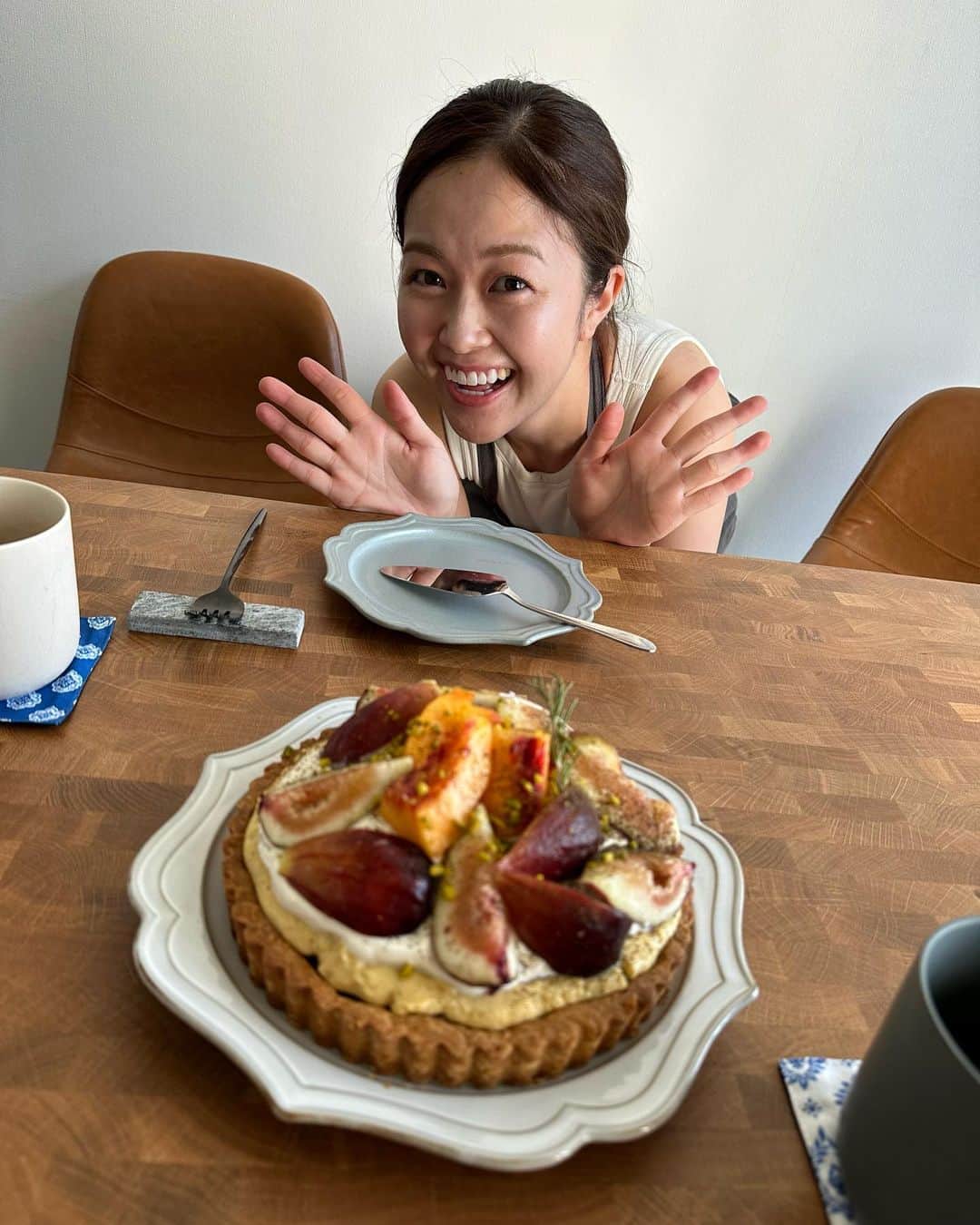 誠子さんのインスタグラム写真 - (誠子Instagram)「私に料理をもっと好きにさせてくれたのは、お友達の料理家の未来ちゃんです。  未来ちゃんがつくるご飯やスイーツは、簡単なのにとっても美味しくて、ひと工夫と食べる人への愛がこもっています。  いつもお家に遊びに行くと、旬の食材を使った素敵なお料理を並べてくれます。  あとずっとニコニコしてます。  「どんな事があっても、とりあえず笑うんです。毎日少しでも楽しく生きたいし、周りの人に笑っていてほしいから」  未来ちゃんが大きいベーグル食べながら言ってた🥯 こうやって毎日ニコニコしてる友達と一緒にいると、私はお料理や生活のモチベーションが上がります。🙊🍀」10月17日 23時14分 - seiko_1204