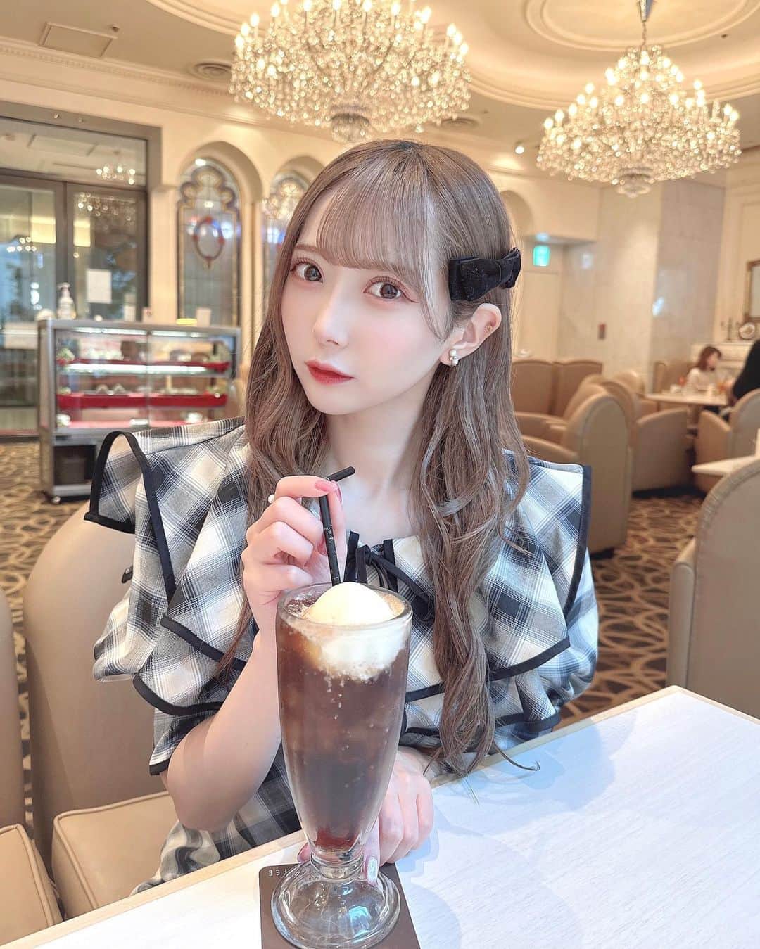 谷崎早耶のインスタグラム：「🍨🤍  おしゃれなカフェに行ってきたよ（´-`）.｡oO  先月、みーちゃんとカフェめぐりしてきました！！❤︎ お喋りたのしくて！コーラフロートもおいしかったなあ✊🏻  それにしてもわたし、巻きおろしはまりすぎですね笑笑」