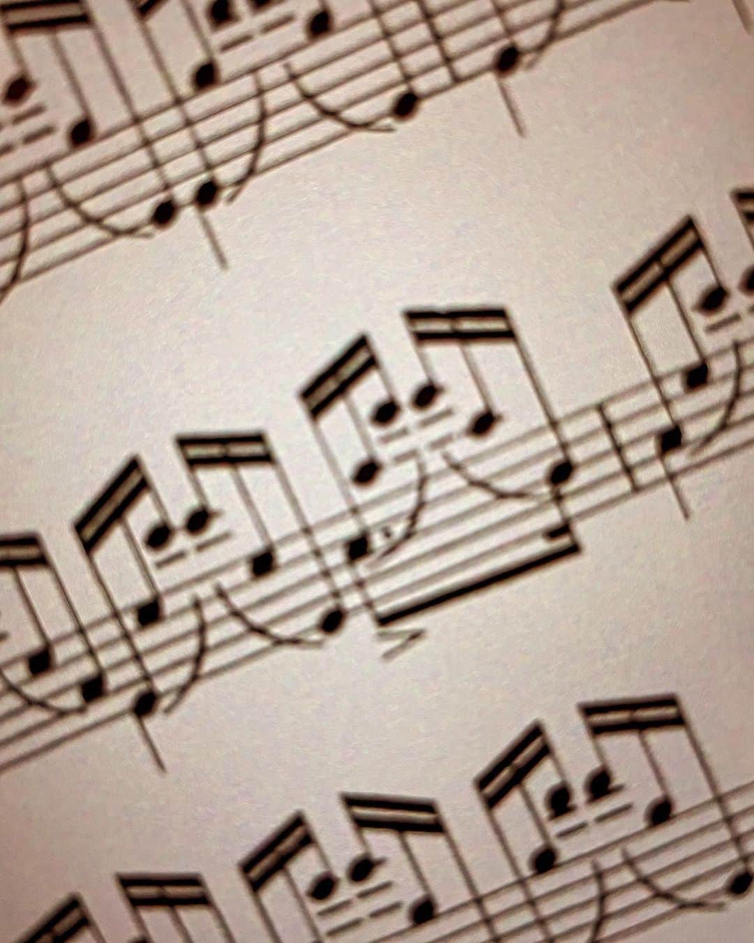 新倉瞳のインスタグラム：「本日は第77回全日本学生音楽コンクールの審査員を務めて参りました。  この日へ向けご自身と向き合い試行錯誤してきた皆さまの個性が光る、素晴らしい時間でした。ブラボー！！  自分の頑張りを1番知っているのは自分。どうか頑張ったご自分を褒めてさしあげて〜！！  私も頑張ったから家に帰ってケーキ食べました🍰そしてPiatti練習しました🎻皆さまのおかげで、改めて良い曲だなって思いました。  久しぶりにお目にかかる敬愛する先生方(私自身、先生方に試験やコンクールを聴いていただき今日まで見守っていただいております)とのお話しにも花が咲き、嬉しい時間でした♪」