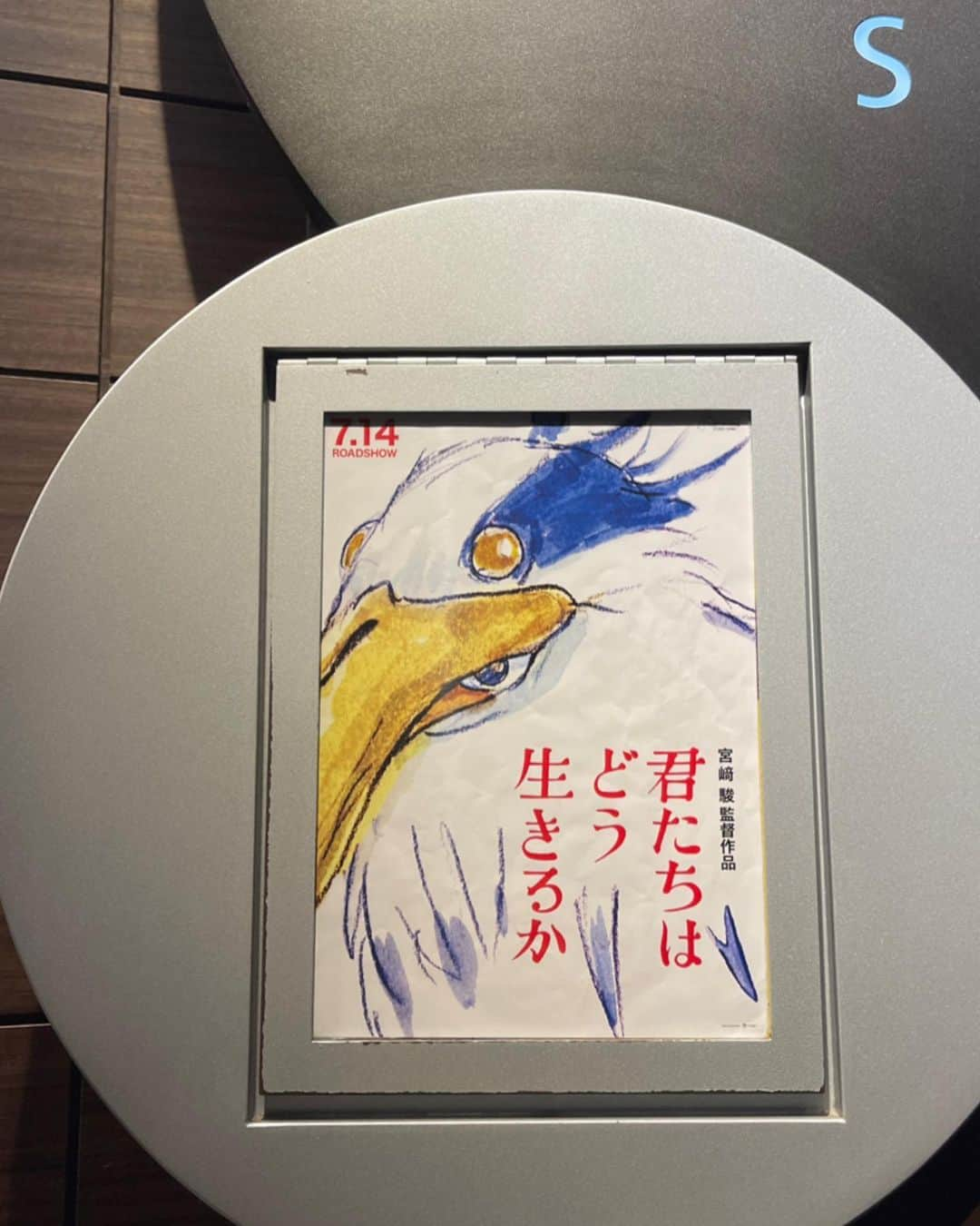 SAYUKIのインスタグラム：「子供には難しいと聞き、　@hfumie と明治神宮をお散歩して良ーい空気を吸ってから鑑賞✨  #君たちはどう生きるか　  ジブリ、宮崎駿監督の集大成と前評判の通り、ナウシカやラピュタ、千と千尋の神隠しを彷彿とさせるファンタジー、火垂るの墓を思い出す時代設定。  母を亡くし深く心を閉ざす少年が、不思議な世界で困難を乗り越え成長する話、なんて言ったらとってもチープになっちゃうのですが、 その魅せ方がジブリの世界。精神世界を彷徨うような、迷子になりそうな暗示的な描写が続きます。  でもくどくどした説明無しに、主人公の心の変化をここぞと言うところでガツンと伝えてくる。 たった一言で。  静かに燃えるような作品でした。  #ジブリ　#君たちはどう生きるか #SAYUKImovie #映画　#映画レビュー　#宮崎駿　#明治神宮」