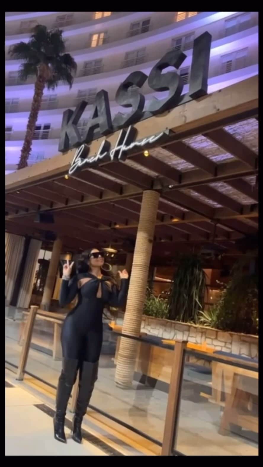 アシャンティのインスタグラム：「Big shot out to @kassibeachhouse for my pre bday dinner!!! 🎂🥳🎉 This was Oct 12 before midnight! 🤣🤣♎️♎️ omg the food is Amazing!!!!!」