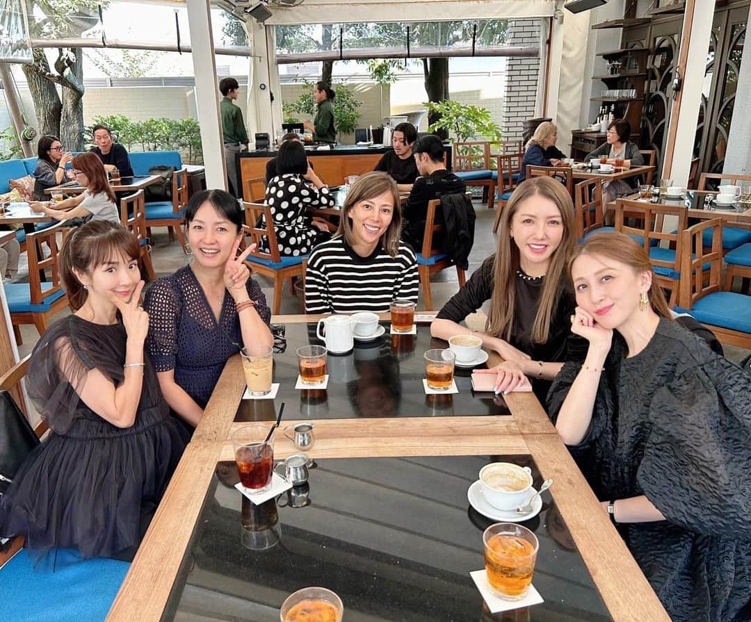 渡香奈のインスタグラム：「美しすぎる先輩方とランチ🍗💕ものすごく勉強になる濃厚なひと時、最高に贅沢ー🥹楽しすぎました✨ 今日はテラス席暑いくらいで気持ちよかった⛱️ありがとうございました☀️ #lunch #テラス #beautifulday」