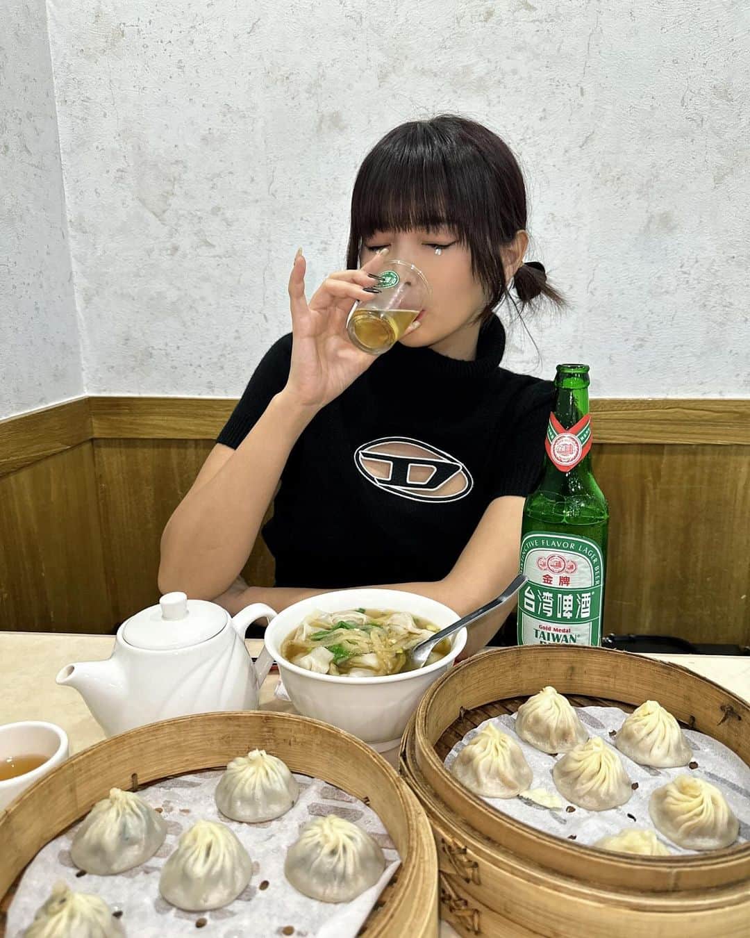 ききまるさんのインスタグラム写真 - (ききまるInstagram)「台湾料理🇹🇼 . . めっちゃおいしーー サイコーーー . 海外旅行の満足度、 ご飯によってかなり変わる笑 . . 台湾のご飯今のところ全部スキ♡ . . 台湾ビール美味しかったー🍺🐼 お酒解禁してから ビール飲みまくってたら5kg太った🐷 太ってることがかなりストレス👎🏻 でも食べるの幸せ🙌 . .  . ----------------------------  💠インスタ歴10年現在フォロワー45万人 💠猫と犬と東京のど真ん中で暮らす26歳 💠事務所無所属(フリーランス) 💠TikTok & Twitter & Therdsも ㊙️サブスクリクションスタートしました！  →  プレミアム投稿ぜひみてね🙌💗登録よろしくねん  フォロー、保存、コメント嬉しいです✨       (((( 　@kikigram_97 ))))   -----------------------------  #海外旅行　#女子旅行　#女子旅　#タビジョ　#海外旅行大好き  #世界旅行　 #台湾旅行　#台湾観光　#台湾夜市 #たびじょ #台湾料理 #台湾料理大好き　#diesel #dieselgang #台湾ビール」10月17日 23時08分 - kikigram_97