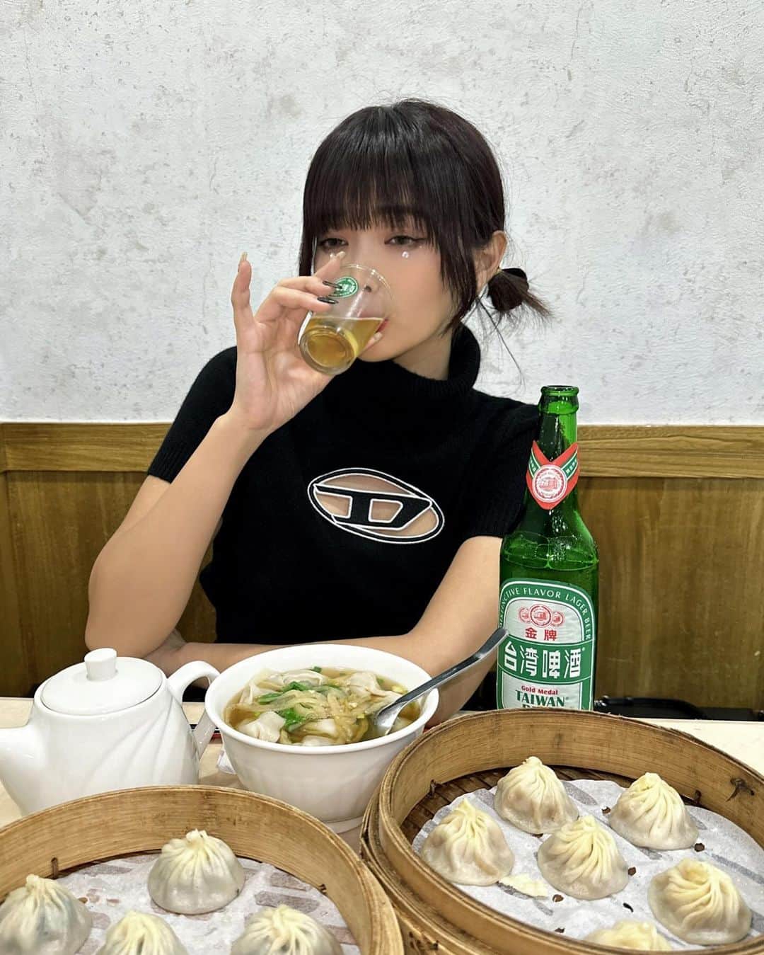 ききまるさんのインスタグラム写真 - (ききまるInstagram)「台湾料理🇹🇼 . . めっちゃおいしーー サイコーーー . 海外旅行の満足度、 ご飯によってかなり変わる笑 . . 台湾のご飯今のところ全部スキ♡ . . 台湾ビール美味しかったー🍺🐼 お酒解禁してから ビール飲みまくってたら5kg太った🐷 太ってることがかなりストレス👎🏻 でも食べるの幸せ🙌 . .  . ----------------------------  💠インスタ歴10年現在フォロワー45万人 💠猫と犬と東京のど真ん中で暮らす26歳 💠事務所無所属(フリーランス) 💠TikTok & Twitter & Therdsも ㊙️サブスクリクションスタートしました！  →  プレミアム投稿ぜひみてね🙌💗登録よろしくねん  フォロー、保存、コメント嬉しいです✨       (((( 　@kikigram_97 ))))   -----------------------------  #海外旅行　#女子旅行　#女子旅　#タビジョ　#海外旅行大好き  #世界旅行　 #台湾旅行　#台湾観光　#台湾夜市 #たびじょ #台湾料理 #台湾料理大好き　#diesel #dieselgang #台湾ビール」10月17日 23時08分 - kikigram_97