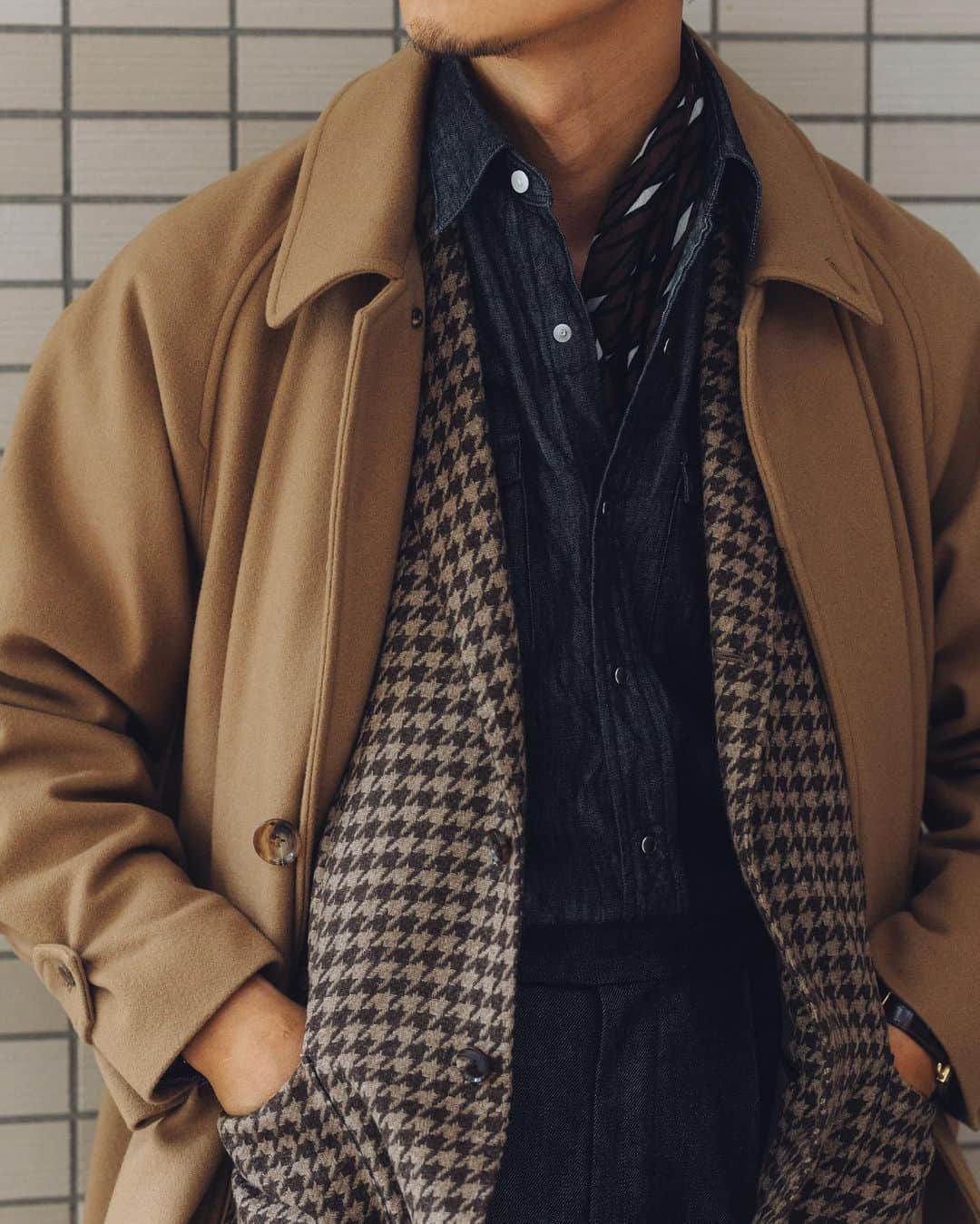Shuhei Nishiguchiさんのインスタグラム写真 - (Shuhei NishiguchiInstagram)「Modern↔︎Vintage Classic〈 @milaschon.milano 〉Styling⑤⬅︎⬅︎⬅︎swipe left  ベージュ、キャメル、ダークブラウンとダークグレーを合わせたスタイリング。上質な素材とラギッドな素材を合わせることで生まれる化学変化をいつも楽しんでいたい。  Tap for Brands ・ ITEM Coat： @milaschon.milano  Jacket： @milaschon.milano  Shirt： @milaschon.milano  Necker chief ： @milaschon.milano  Trousers： @milaschon.milano  Sungrasses： @rayban 80's Shoes： @enzobonafeshoes   ・ #milaschönmilano #jacketstyle #classicmenswear #gentlemen #follow #influence #pr #bestoftheday #vintagewear #spezzatura #outfitmen」10月17日 23時11分 - shuhei_nishiguchi
