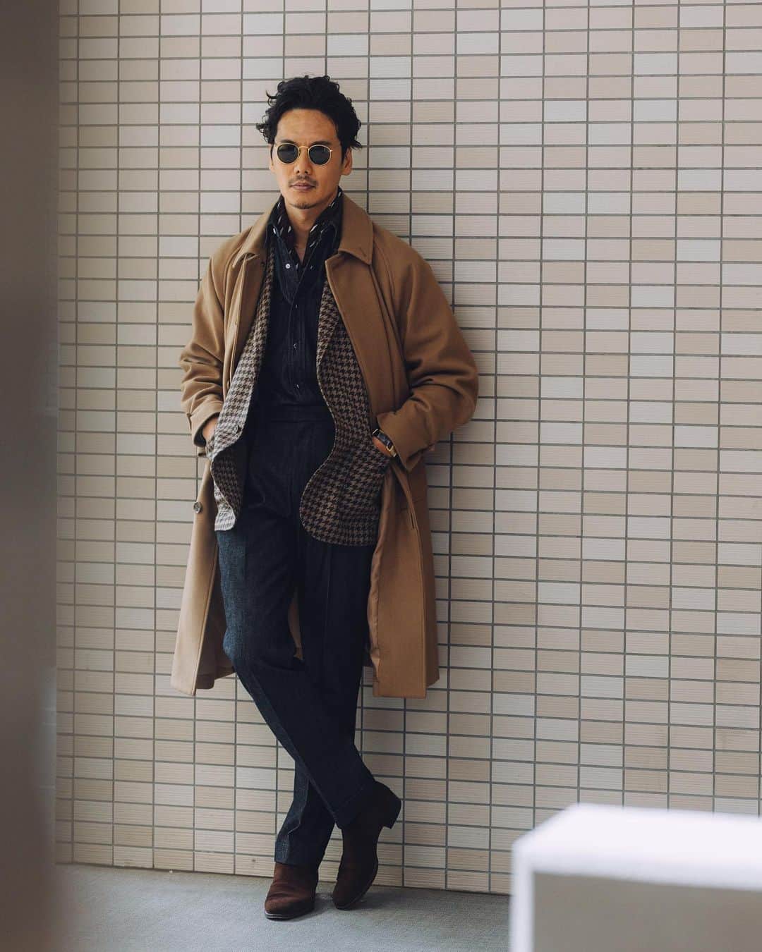 Shuhei Nishiguchiさんのインスタグラム写真 - (Shuhei NishiguchiInstagram)「Modern↔︎Vintage Classic〈 @milaschon.milano 〉Styling⑤⬅︎⬅︎⬅︎swipe left  ベージュ、キャメル、ダークブラウンとダークグレーを合わせたスタイリング。上質な素材とラギッドな素材を合わせることで生まれる化学変化をいつも楽しんでいたい。  Tap for Brands ・ ITEM Coat： @milaschon.milano  Jacket： @milaschon.milano  Shirt： @milaschon.milano  Necker chief ： @milaschon.milano  Trousers： @milaschon.milano  Sungrasses： @rayban 80's Shoes： @enzobonafeshoes   ・ #milaschönmilano #jacketstyle #classicmenswear #gentlemen #follow #influence #pr #bestoftheday #vintagewear #spezzatura #outfitmen」10月17日 23時11分 - shuhei_nishiguchi