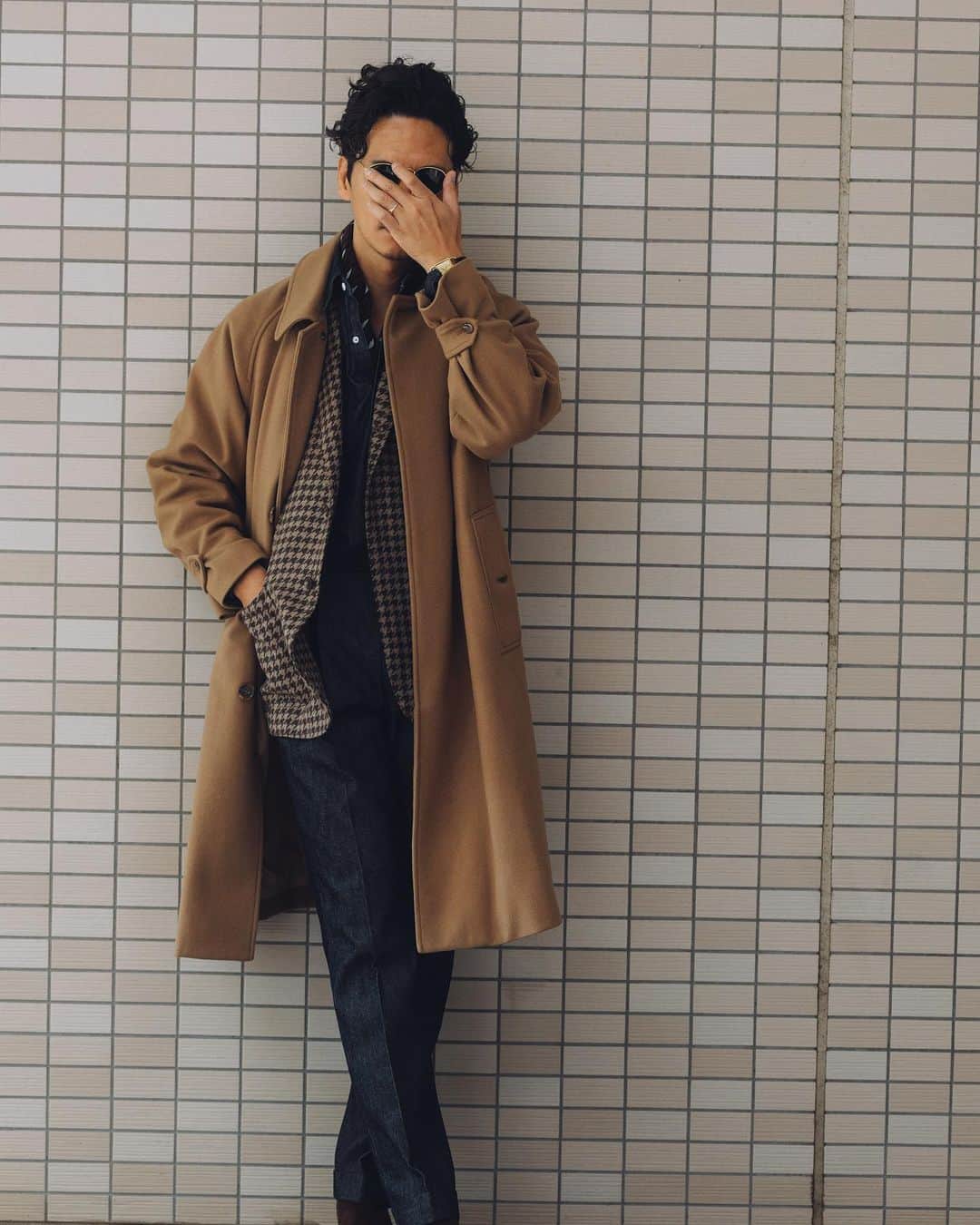 Shuhei Nishiguchiさんのインスタグラム写真 - (Shuhei NishiguchiInstagram)「Modern↔︎Vintage Classic〈 @milaschon.milano 〉Styling⑤⬅︎⬅︎⬅︎swipe left  ベージュ、キャメル、ダークブラウンとダークグレーを合わせたスタイリング。上質な素材とラギッドな素材を合わせることで生まれる化学変化をいつも楽しんでいたい。  Tap for Brands ・ ITEM Coat： @milaschon.milano  Jacket： @milaschon.milano  Shirt： @milaschon.milano  Necker chief ： @milaschon.milano  Trousers： @milaschon.milano  Sungrasses： @rayban 80's Shoes： @enzobonafeshoes   ・ #milaschönmilano #jacketstyle #classicmenswear #gentlemen #follow #influence #pr #bestoftheday #vintagewear #spezzatura #outfitmen」10月17日 23時11分 - shuhei_nishiguchi