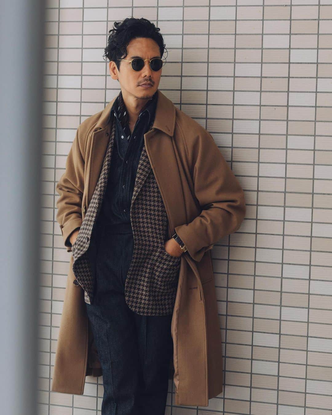 Shuhei Nishiguchiさんのインスタグラム写真 - (Shuhei NishiguchiInstagram)「Modern↔︎Vintage Classic〈 @milaschon.milano 〉Styling⑤⬅︎⬅︎⬅︎swipe left  ベージュ、キャメル、ダークブラウンとダークグレーを合わせたスタイリング。上質な素材とラギッドな素材を合わせることで生まれる化学変化をいつも楽しんでいたい。  Tap for Brands ・ ITEM Coat： @milaschon.milano  Jacket： @milaschon.milano  Shirt： @milaschon.milano  Necker chief ： @milaschon.milano  Trousers： @milaschon.milano  Sungrasses： @rayban 80's Shoes： @enzobonafeshoes   ・ #milaschönmilano #jacketstyle #classicmenswear #gentlemen #follow #influence #pr #bestoftheday #vintagewear #spezzatura #outfitmen」10月17日 23時11分 - shuhei_nishiguchi