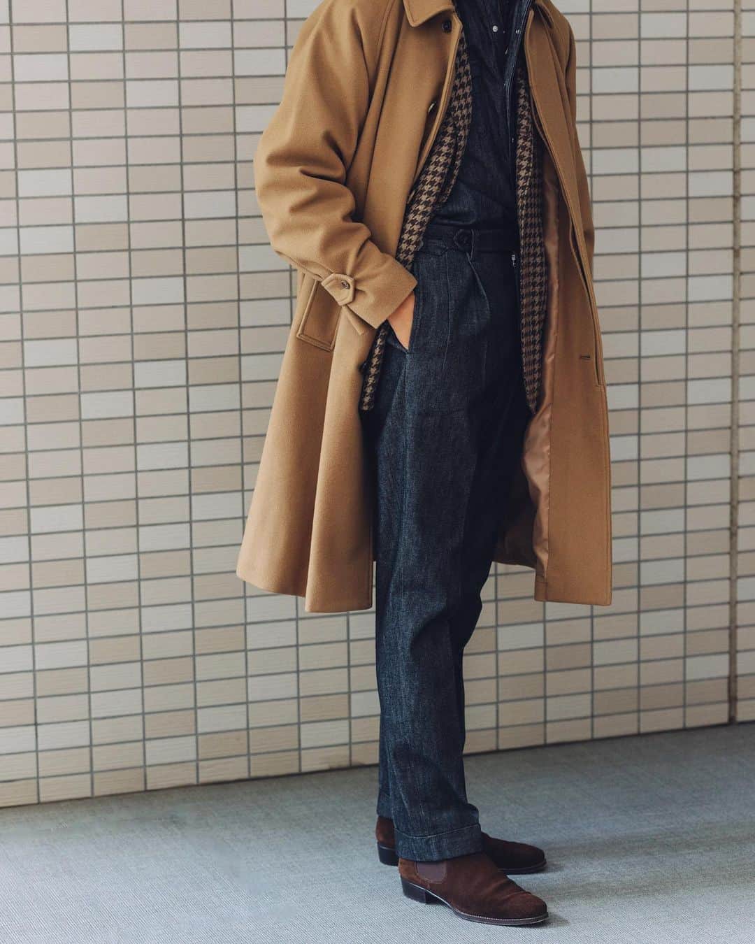 Shuhei Nishiguchiさんのインスタグラム写真 - (Shuhei NishiguchiInstagram)「Modern↔︎Vintage Classic〈 @milaschon.milano 〉Styling⑤⬅︎⬅︎⬅︎swipe left  ベージュ、キャメル、ダークブラウンとダークグレーを合わせたスタイリング。上質な素材とラギッドな素材を合わせることで生まれる化学変化をいつも楽しんでいたい。  Tap for Brands ・ ITEM Coat： @milaschon.milano  Jacket： @milaschon.milano  Shirt： @milaschon.milano  Necker chief ： @milaschon.milano  Trousers： @milaschon.milano  Sungrasses： @rayban 80's Shoes： @enzobonafeshoes   ・ #milaschönmilano #jacketstyle #classicmenswear #gentlemen #follow #influence #pr #bestoftheday #vintagewear #spezzatura #outfitmen」10月17日 23時11分 - shuhei_nishiguchi