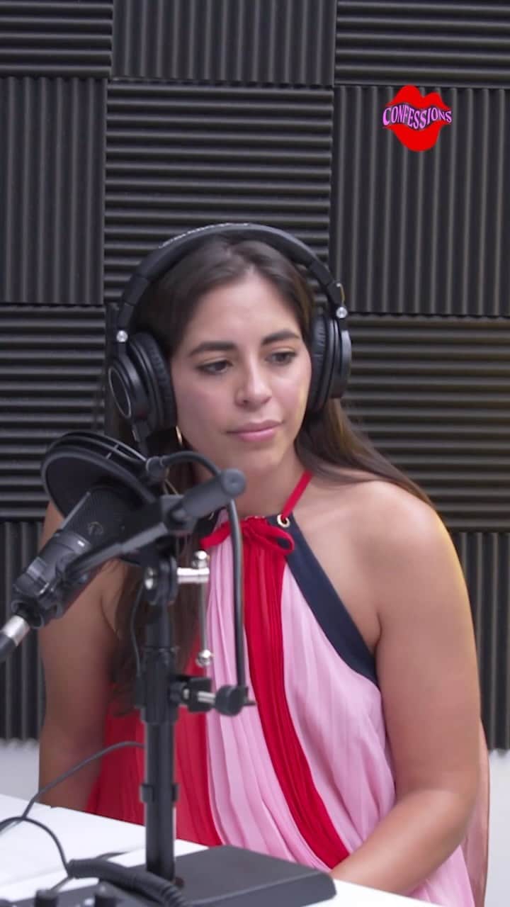 のインスタグラム：「In this new episode of #Confessions, we’re hearing from SEVERAL listeners related to a topic that we probably (unfortunately!) all know something about—bad, weird, and awkward sex. At Cosmo, we’re all about having good sex, but sometimes, things just go awry. ¯\_(ツ)_/¯ Head to the link in bio for the latest episode with @chrissychlapecka.」
