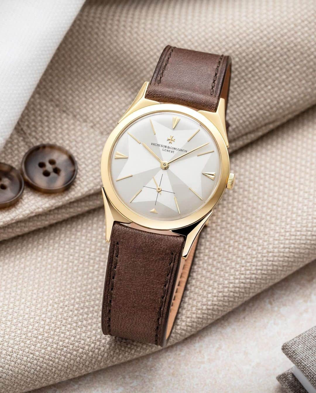 ヴァシュロン コンスタンタンのインスタグラム：「Les Collectionneurs new timepieces are now visible online ⚡   📱💻 Find out where they are, book an appointment to try them on, and much more.  Vacheron Constantin’s Les Collectionneurs offer provides an in-depth experience of its 20th century vintage universe. Found and authenticated by the Maison’s Heritage experts, the timepieces are meticulously restored at the Manufacture by watchmakers specialised in historical timepieces and capable of reviving any Vacheron Constantin watch.  📜 Les Collectionneurs models all come with a certificate of authenticity, a two-year guarantee, and a blockchain-based Digital Passport to enable trust and transparency for the future lifetime of the timepiece – an offer unmatched in the watchmaking world.  📷  Ref. 6068 - 1960: This 1960 watch reflects the grand tradition of Vacheron Constantin's ultra-thin watches. It is equipped with manual-winding Calibre 1001, barely 2.94 mm thick and featuring a remarkable construction with its five arabesque bridges. Bearing the Hallmark of Geneva, its precision regulator places it in the category of chronometer-quality movements.   #VacheronConstantin #OneOfNotMany #vacheron #thehourlounge #watches #watch #watchesofinstagram #horology #watchoftheday #instawatch」