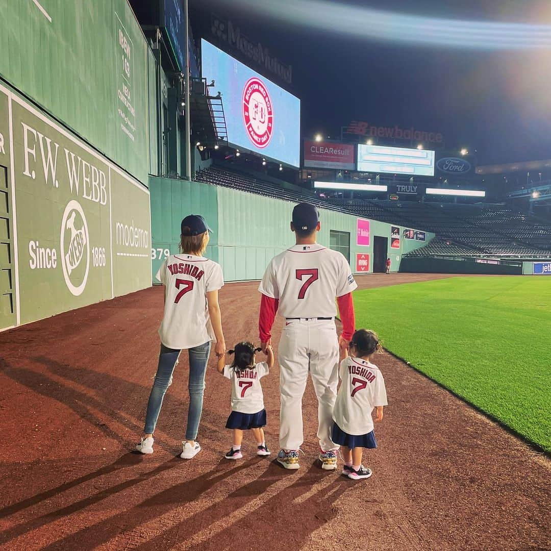 吉田正尚さんのインスタグラム写真 - (吉田正尚Instagram)「Thank you to the amazing Red Sox fans for all your support this season. It was a real honor to play for the Boston Red Sox during my first season in the Majors and it was so exciting to play at such an amazing ball park in front of the most passionate fans in baseball.  I’m going to work hard in the off season so that next season I’ll come back stronger and deliver the results that the Red Sox fans can be proud of.  Thank you and I’m looking forward to seeing you again next spring!  レッドソックスファンの皆さま、今シーズンは温かい応援ありがとうございました。メジャー1年目のシーズンにボストン・レッドソックスの一員としてプレーが出来たことはとても光栄なことでした。また歴史のある素晴らしいフィールドで熱狂的なファンの皆さまの前でプレーする事はとてもエクサイティングでした！  レッドソックスファンの皆さまが誇りに思う結果が来シーズン残せるよう、シーズンオフも一生懸命練習に取り組みより強くなって戻ってきます。ありがとうございました。 また来春お会いできることを楽しみにしています！  そして密着取材の番組が妻と子供が一時帰国している時だったので単身赴任と誤解されてしまいましたが一緒にアメリカに移住してきてくれてます。  初めて一人暮らしも経験して、野球に集中出来る環境を作ってくれているのもメンタル面やモチベーションを高く保てるのも家族が居るからだと改めて感じました。 家族なしで僕はここまでこれなかったので、これからも大変な事は沢山あると思うけど感謝を忘れず一緒に頑張ります💪  #明日は解説 #見てね」10月17日 23時16分 - bh_masataka34