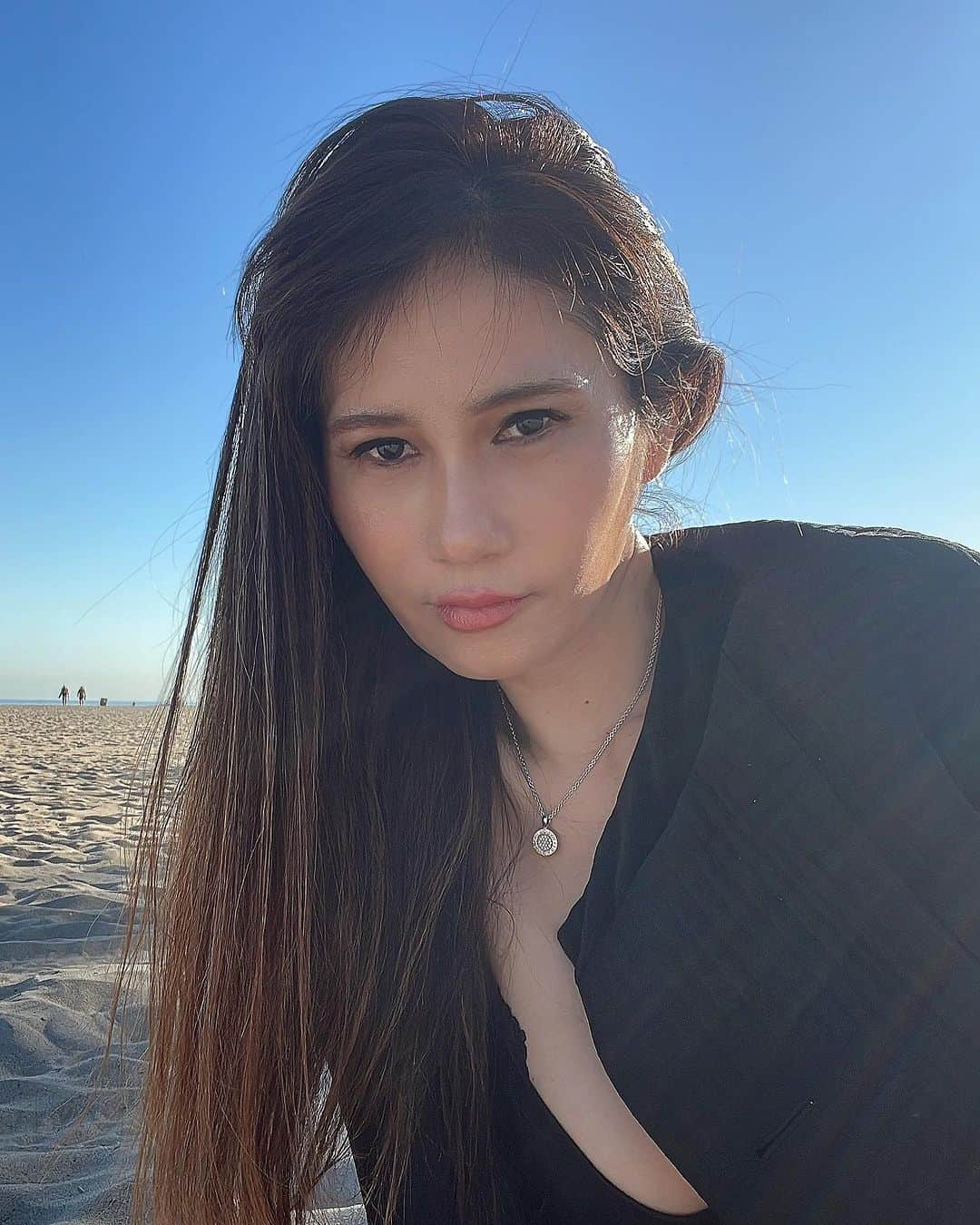 黒田美耶子さんのインスタグラム写真 - (黒田美耶子Instagram)「SantaMonica  特にレフ板も何もいらない、大きな広い空が撮影する自分の腕を上げてくれます。 1人でBeachを散歩してると、皆んなが声かけて来てくれる。その中でも、前から歩いて来た女性に『あんたの職業何？』と聞かれ、『え、何で？』と返す。  遠くからガールが『あんたのその服どこに売ってんの？』と聞かれ、 『ごめん、これ東京やで』と言うと、『なんや、、、』と言って去っていく。  『写真撮っていい？』と言って来たホームレス『え？携帯持ってるんや、家テントやのに？』と突っ込む私。（これは不思議過ぎた😅）  全部好きです。笑  #california  #modelagency #elitejapan #chatnoirmodelagency #tokyomodelagency #osakamodelagency #東京モデル事務所シャノワール  #大阪モデル事務所  #promotionalgirlstokyo #tokyopromotionalgirls #日本のモデル事務所」10月17日 23時16分 - miya_kuroda