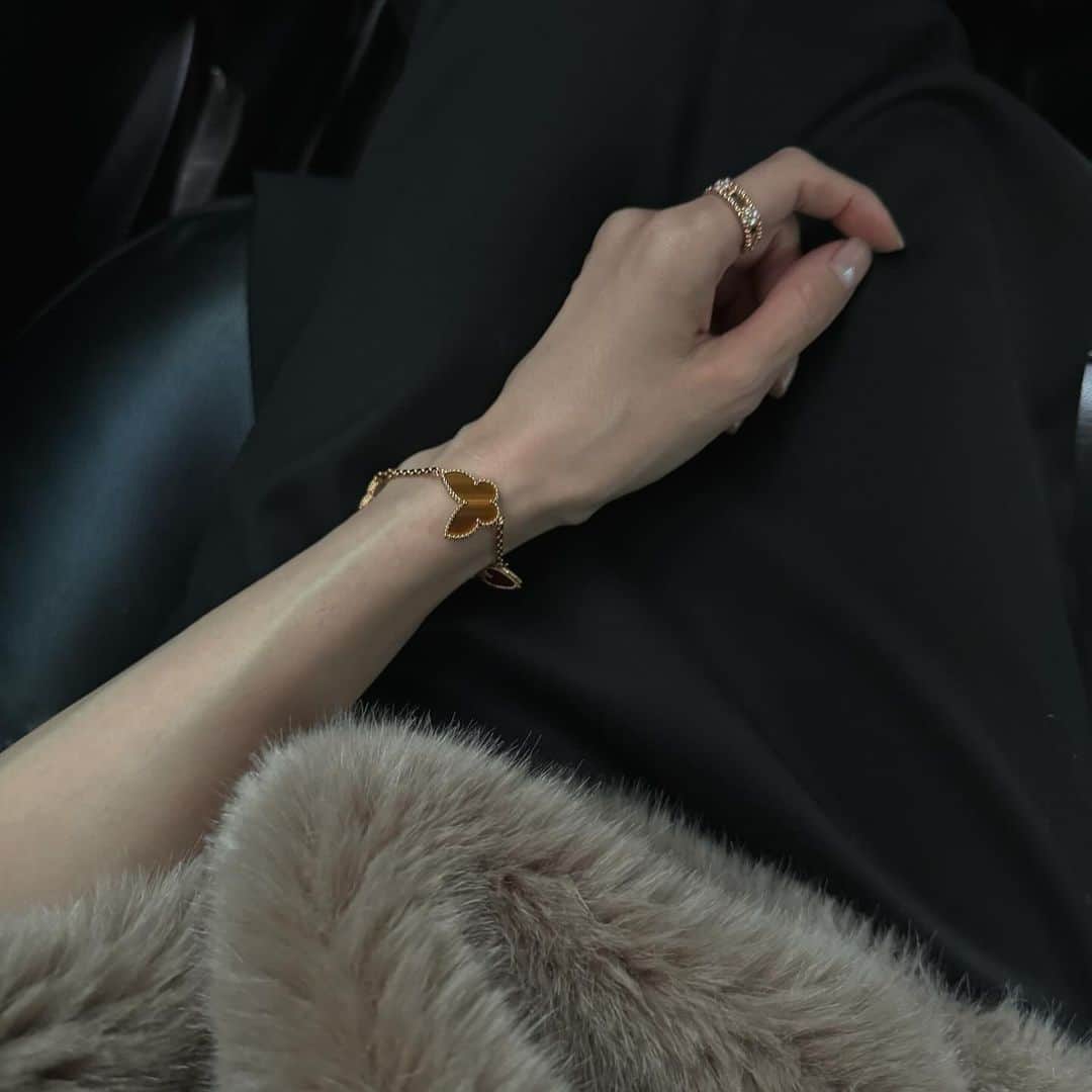 uinoloscaのインスタグラム：「名前の通り、luckyなことがありそうって思えるブレスレット🫰🏻 ・ ・ ・ #vancleefarpels #ラッキーアルハンブラ」
