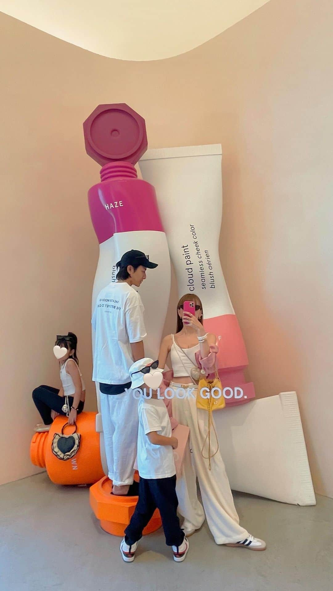 堀江直美のインスタグラム：「娘の初めてのLIPをGET💄🎨🪞🌐  @glossier   #family#familytime#familytrip#家族時間#家族旅行#ロサンゼルス#ロサンゼルス旅行#la#latrip#innout#innoutburger#innoutburger#hn✈️trip#hiand#ハイアンド#メルローズ#melroseavenue#glossier」