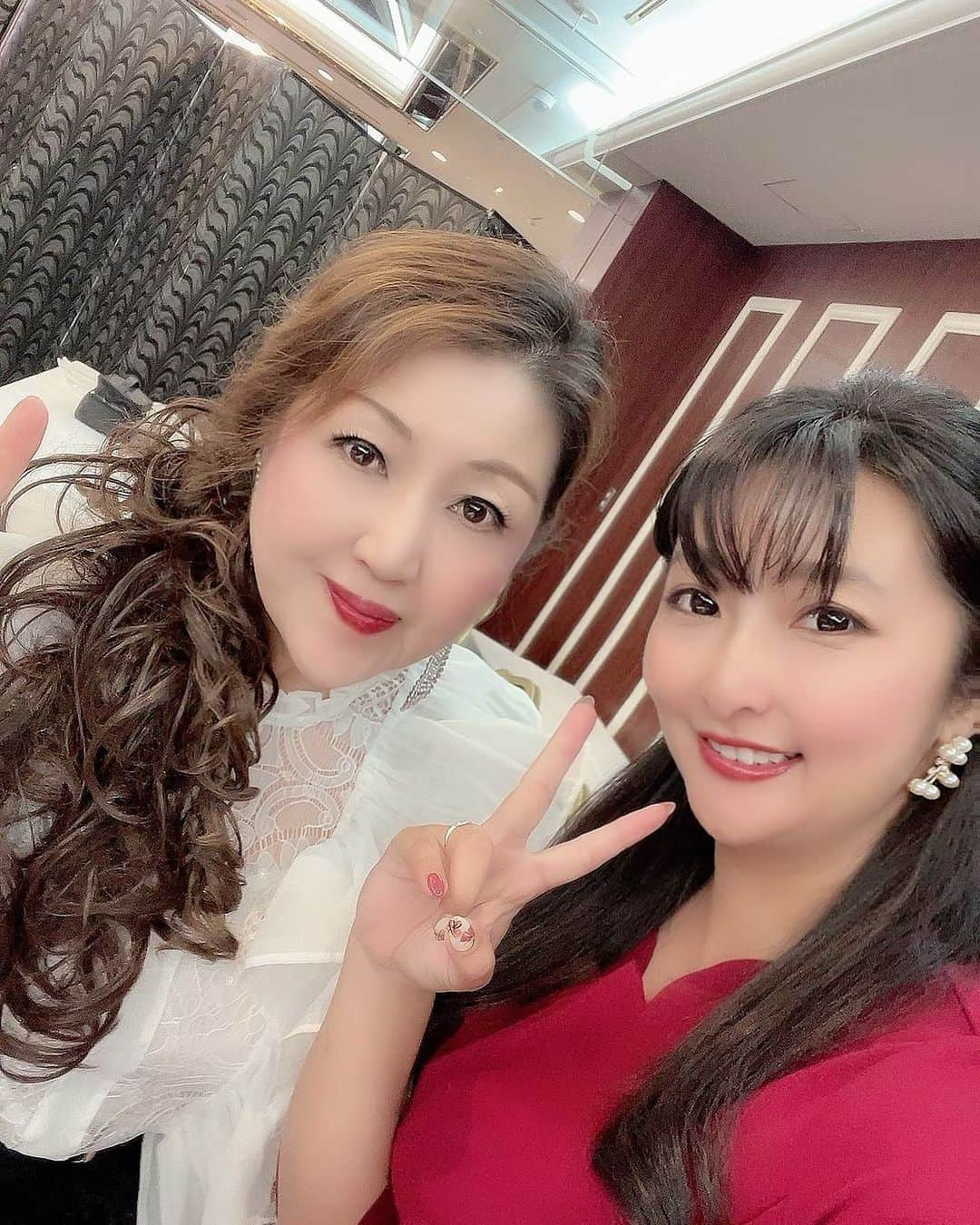 金城真央さんのインスタグラム写真 - (金城真央Instagram)「昨日はプレミアム歌謡ショーの収録日でした☺️ いつも良くしてくださる、水木佳乃さんと2ショット💕 #金城真央 #女優 #タレント #モデル  #ナレーター #MC #司会 #演歌 #プレミアム歌謡ショー #アラフォー女子 #犬好き #猫好き #ムチムチ #童顔 #被写体」10月17日 23時25分 - kaneshiromao