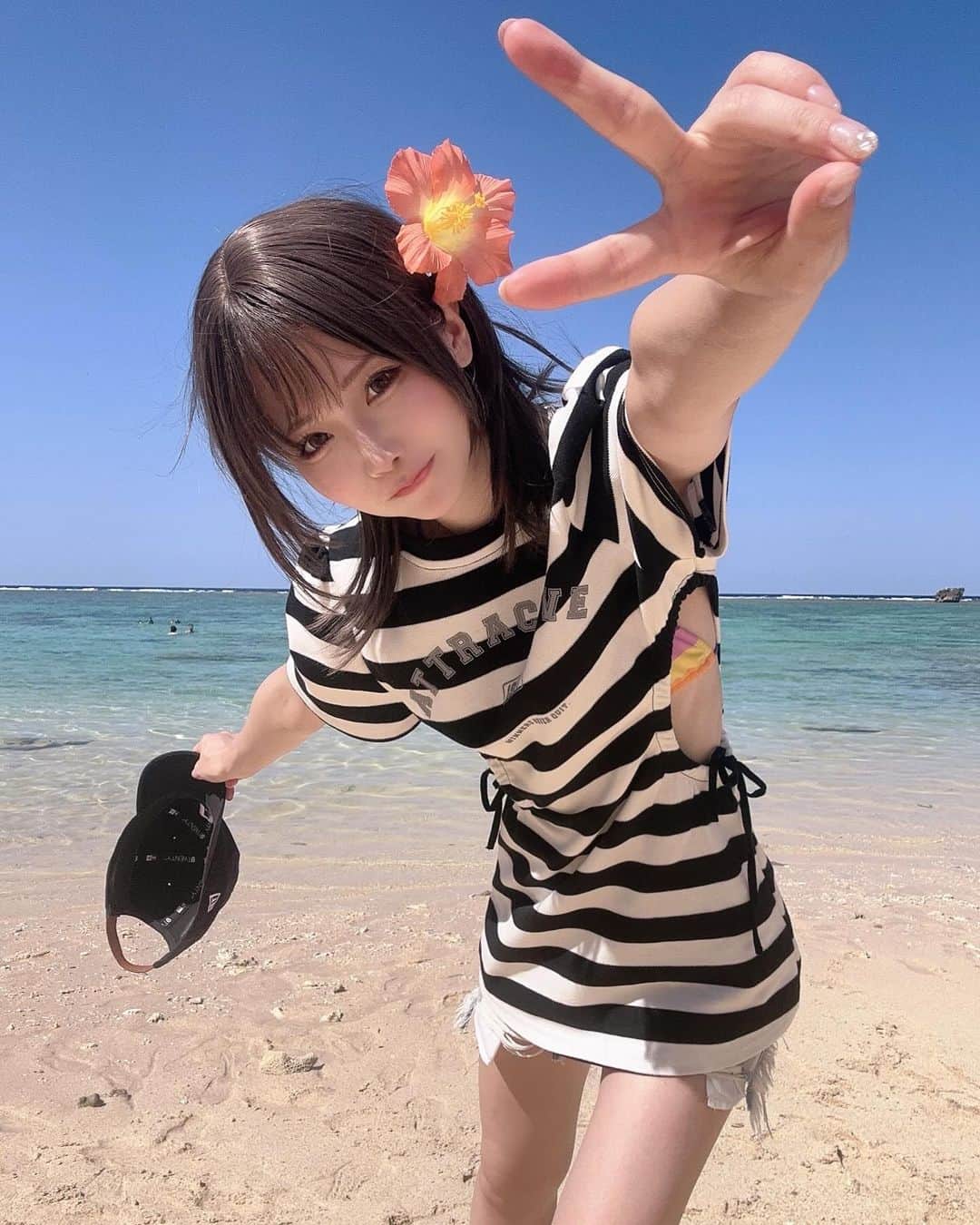 倉坂くるるさんのインスタグラム写真 - (倉坂くるるInstagram)「いちごちゃんが花くれたので頭につけたよ！🌺 このワンピースめちゃ褒められる、安定のSHEIN☺️笑  #沖縄 #okinawa #私服 #ootd #海 #ウルフカット女子 #ウィッグだけどね」10月17日 23時29分 - kurasaka_kururu