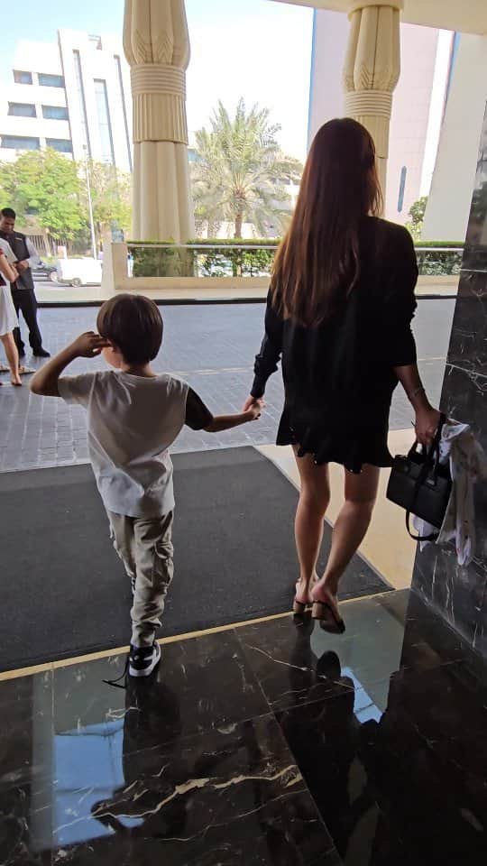 与沢翼のインスタグラム：「2人いつも手をつないで歩いててかわいい🙈今日は奥さんも私も酔った🤑焼酎ドバイでほとんど見ないから昼間からいってしもた。 #rafflesdubai」