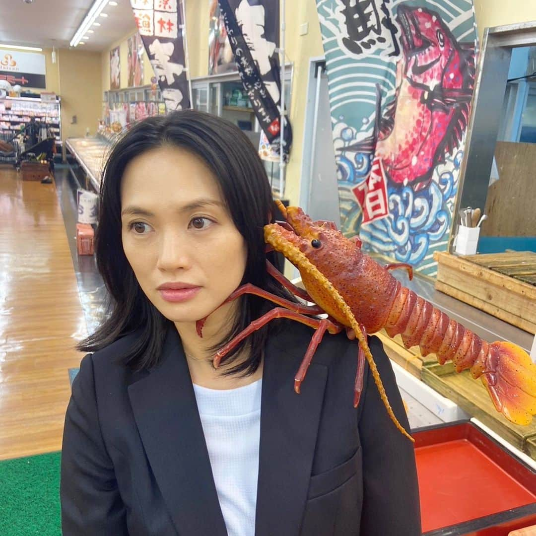 臼田あさ美さんのインスタグラム写真 - (臼田あさ美Instagram)「サンキューの歳になりました🧏🏻‍♀️ 感謝感謝の1年にします💞  とある現場にて、あまりにも本物に見えるから記念撮影した、小道具の🦐🦀です💁🏻‍♀️ 意味不明ですね➰✌🏻」10月17日 23時40分 - asami_usuda