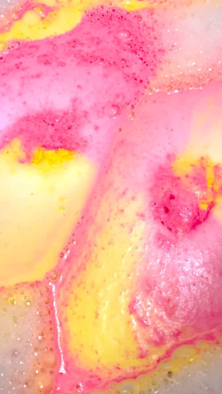 ほのかのインスタグラム：「💛🩷 この色の組み合わせ、 見るだけで 気持ちが弾むねっ🫶🏻* かわいい☺️☺️」