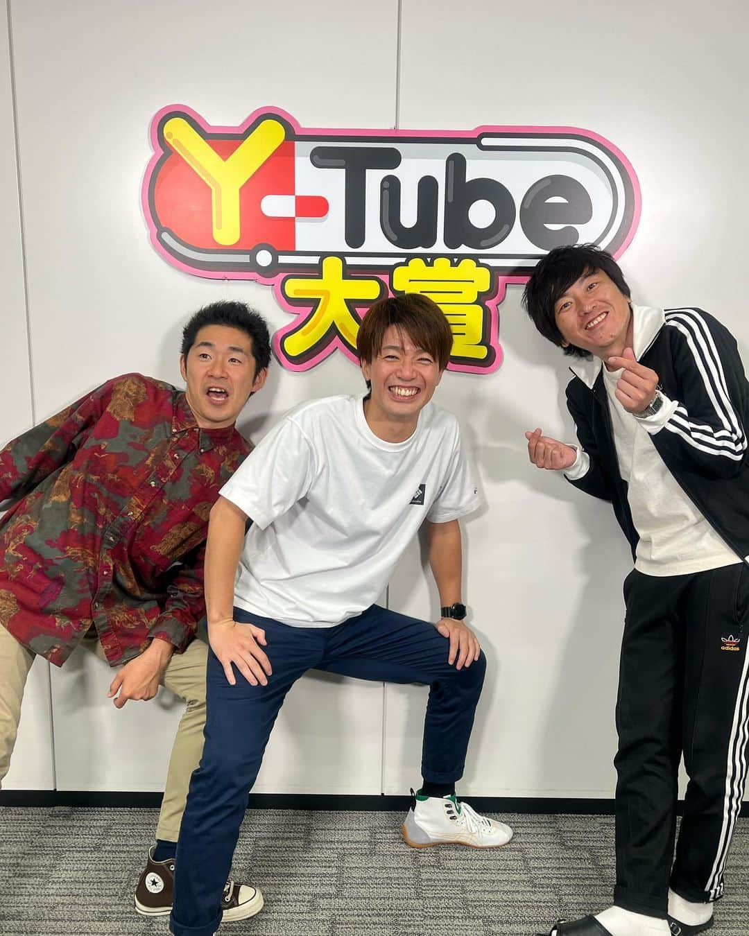 辻井亮平のインスタグラム：「今日はY-TUBE大賞の収録でした。  現在僕しか動けないので、しずるさんが助っ人で入ってくれました！  いつもは3時間ほどの拘束時間で、しずるさんと交代するんですが今日はぶっ通しでいてくれたんでしずるさんは6時間缶詰、、、！  マジ申し訳ねぇっす！  ただめちゃくちゃ楽しかったです！  本当に長時間お疲れ様でした！！  帰りはKAƵMAにバイクで送ってもらいました。  料金所でお札が入らず、RYØHEIも小銭が無かったので仕方なしに一度TSUTAYAの3階にあるスタバまで行ってワッフル買ってもらって小銭作り。  もう一度料金所へ行くと今度は崩した小銭の新500円玉が対応しておらず、またスタバに戻って100円玉を作りに行く始末。  絶妙にだるい距離を2往復しました、、、。  KAƵMAは言う。  『なんでこんな目に合わなきゃいけねぇーんだよ！！！』  まぁKAƵMAさん。  こんな日も先の未来では笑って話せる様になります。  こんな事あったなぁ〜言うて。  RYØHEIはそう思いますよ。  #KAƵMA #RYØHEI #僕はKAƵMAがそう来るなら #BOØWYのシステムを #採用さしてもらってます #しずるさん #本当にありがとうございました #山さん」