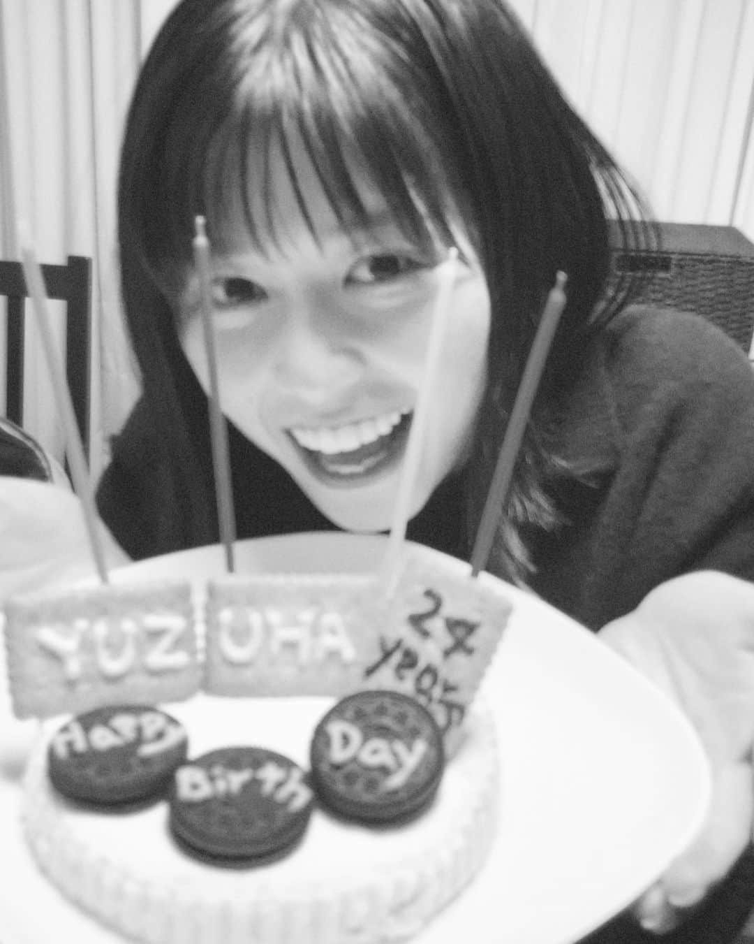 冴木柚葉のインスタグラム：「. 大好きなママの煮込みハンバーグ🍅と 大好きなチーズガーデンのハニーチーズケーキ🧀  大好きなみんなと大好きな家族に祝われて、 本当に幸せな日になりました！！！ いい夢見れそう🤭💭」
